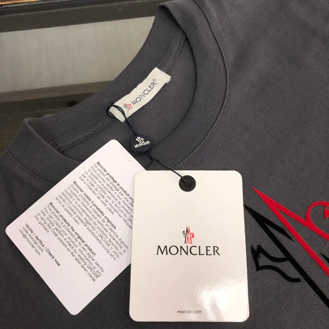 P150 MONCLER 25 latest short-sleeved T-shirt for couples ~ brand new element letter printing design ~ the fabric upper body is comfortable and breathable, not stiff, slim cut, made of high-end custom-made pure cotton fabric! The upper body is comfortable and stylish, and it can be worn alone as an inner layer. It is a must-have for fashionistas! ! ! Color: Black White Royal Blue Light Gray Dark Gray Size: S M L XL (Loose fit! Please state your height and weight when placing an order)
