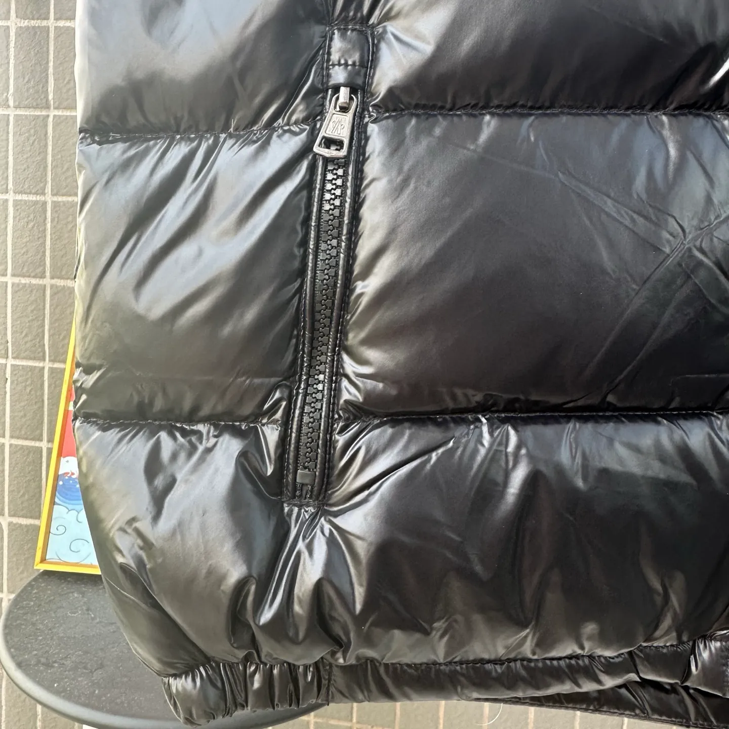 P400 Top real shot, differentiated currency] 𝗠𝗼𝗻𝗰𝗲𝗿/Mask Down Vest Model No.: TT120 The Maya/Maya Down Vest, a collection from the Moncler Archives that has been awaited for a year, maya down vest is made of iconic shiny lacquered nylon, with high-performance details to provide warmth and protection. This Moncler classic piece is equipped with a detachable hood to enhance the protective performance of the overall design. •NFC chip anti-counterfeiting •Made of lacquered nylon •Painted nylon •Filled with down •Detachable hood •Zipper closure •Outer pocket with zipper closure •Elastic drawstring at the hem The detachable hood gives this down vest more matching options. Toray glossy outer material is provided by customers. 15D nylon fabric/lining is of the highest standard. The fabric feels smooth and has a very textured feel. The entire down jacket has four layers of fabric in total, and the two inner layers are made of the best 400D liner cloth and woolen! It is filled with imported European standard 90% white duck down, with high fluffiness, high gram weight and down content. The feel is excellent in all aspects. You can hardly feel the hair stalks, and you don’t have to worry about the velvet problem. It can effectively lock in and collect heat. You can feel its plump state by looking at the real photos. It is quite light on the upper body and does not feel bloated at all. Double zipper pockets on both sides, No. 5 resin zipper closure method; soft and not stuck; there is no problem in putting a mobile phone card holder! The resin zipper blocks the wind; it blocks the cold wind in the cold winter! Original durable accessories and hardware ~ all made to order! It shows the aura of big brands everywhere, highlights the high-end style and quality, is simple and elegant, and looks good no matter how you wear it. Mengkou has been focusing on production for 8 years. The perfect combination of every link ensures the smoothness of each piece of clothing. It is the Rolls-Royce of down jackets~ Color: Black Size: 1-2-3-4-5