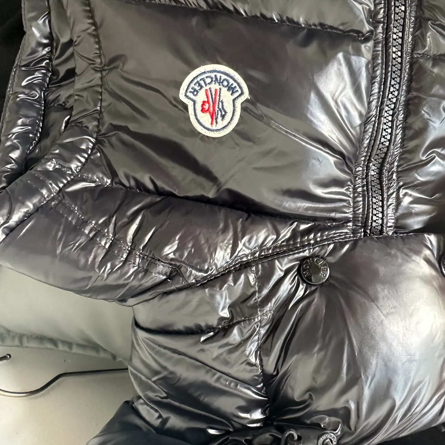 P400 Top real shot, differentiated currency] 𝗠𝗼𝗻𝗰𝗲𝗿/Mask Down Vest Model No.: TT120 The Maya/Maya Down Vest, a collection from the Moncler Archives that has been awaited for a year, maya down vest is made of iconic shiny lacquered nylon, with high-performance details to provide warmth and protection. This Moncler classic piece is equipped with a detachable hood to enhance the protective performance of the overall design. •NFC chip anti-counterfeiting •Made of lacquered nylon •Painted nylon •Filled with down •Detachable hood •Zipper closure •Outer pocket with zipper closure •Elastic drawstring at the hem The detachable hood gives this down vest more matching options. Toray glossy outer material is provided by customers. 15D nylon fabric/lining is of the highest standard. The fabric feels smooth and has a very textured feel. The entire down jacket has four layers of fabric in total, and the two inner layers are made of the best 400D liner cloth and woolen! It is filled with imported European standard 90% white duck down, with high fluffiness, high gram weight and down content. The feel is excellent in all aspects. You can hardly feel the hair stalks, and you don’t have to worry about the velvet problem. It can effectively lock in and collect heat. You can feel its plump state by looking at the real photos. It is quite light on the upper body and does not feel bloated at all. Double zipper pockets on both sides, No. 5 resin zipper closure method; soft and not stuck; there is no problem in putting a mobile phone card holder! The resin zipper blocks the wind; it blocks the cold wind in the cold winter! Original durable accessories and hardware ~ all made to order! It shows the aura of big brands everywhere, highlights the high-end style and quality, is simple and elegant, and looks good no matter how you wear it. Mengkou has been focusing on production for 8 years. The perfect combination of every link ensures the smoothness of each piece of clothing. It is the Rolls-Royce of down jackets~ Color: Black Size: 1-2-3-4-5