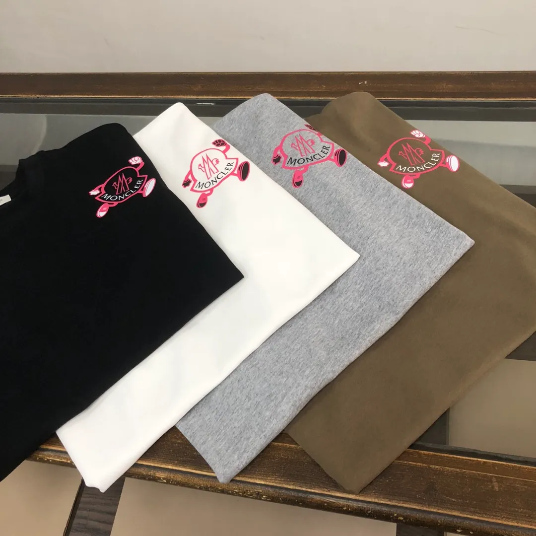 P150 MONCLER 25 The latest short-sleeved T-shirt for couples~Featured brand printing design~The upper body of the fabric is comfortable and breathable, not stiff, slim cut, and made of high-end custom-made pure cotton fabric! The upper body is comfortable and stylish, and it can be worn alone as an inner layer. It is a must-have for fashionistas! ! ! Color: Black White Brown Gray Size: S M L XL (Loose fit! Please indicate your height and weight when placing an order)