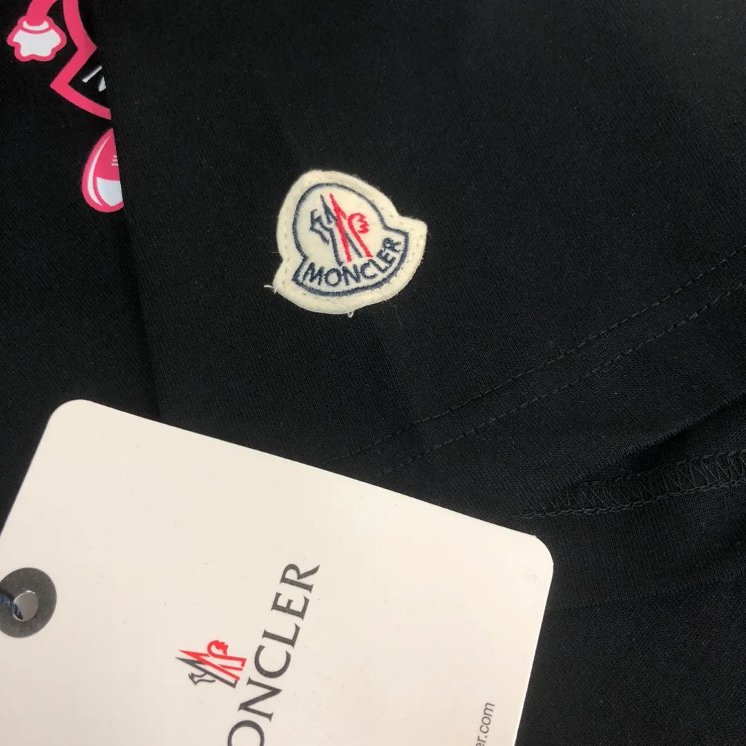 P150 MONCLER 25 The latest short-sleeved T-shirt for couples~Featured brand printing design~The upper body of the fabric is comfortable and breathable, not stiff, slim cut, and made of high-end custom-made pure cotton fabric! The upper body is comfortable and stylish, and it can be worn alone as an inner layer. It is a must-have for fashionistas! ! ! Color: Black White Brown Gray Size: S M L XL (Loose fit! Please indicate your height and weight when placing an order)