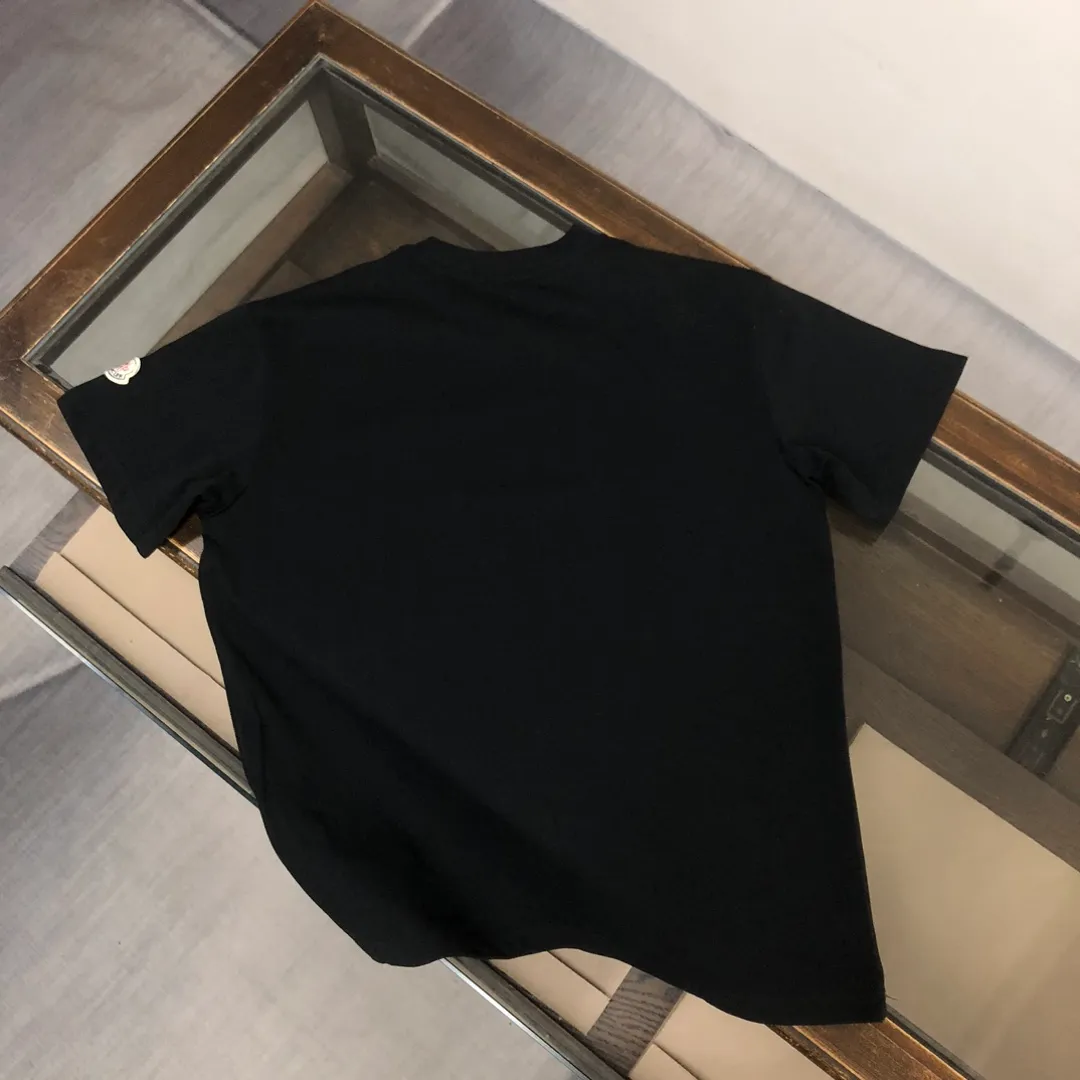 P150 MONCLER 25 The latest short-sleeved T-shirt for couples~Featured brand printing design~The upper body of the fabric is comfortable and breathable, not stiff, slim cut, and made of high-end custom-made pure cotton fabric! The upper body is comfortable and stylish, and it can be worn alone as an inner layer. It is a must-have for fashionistas! ! ! Color: Black White Brown Gray Size: S M L XL (Loose fit! Please indicate your height and weight when placing an order)
