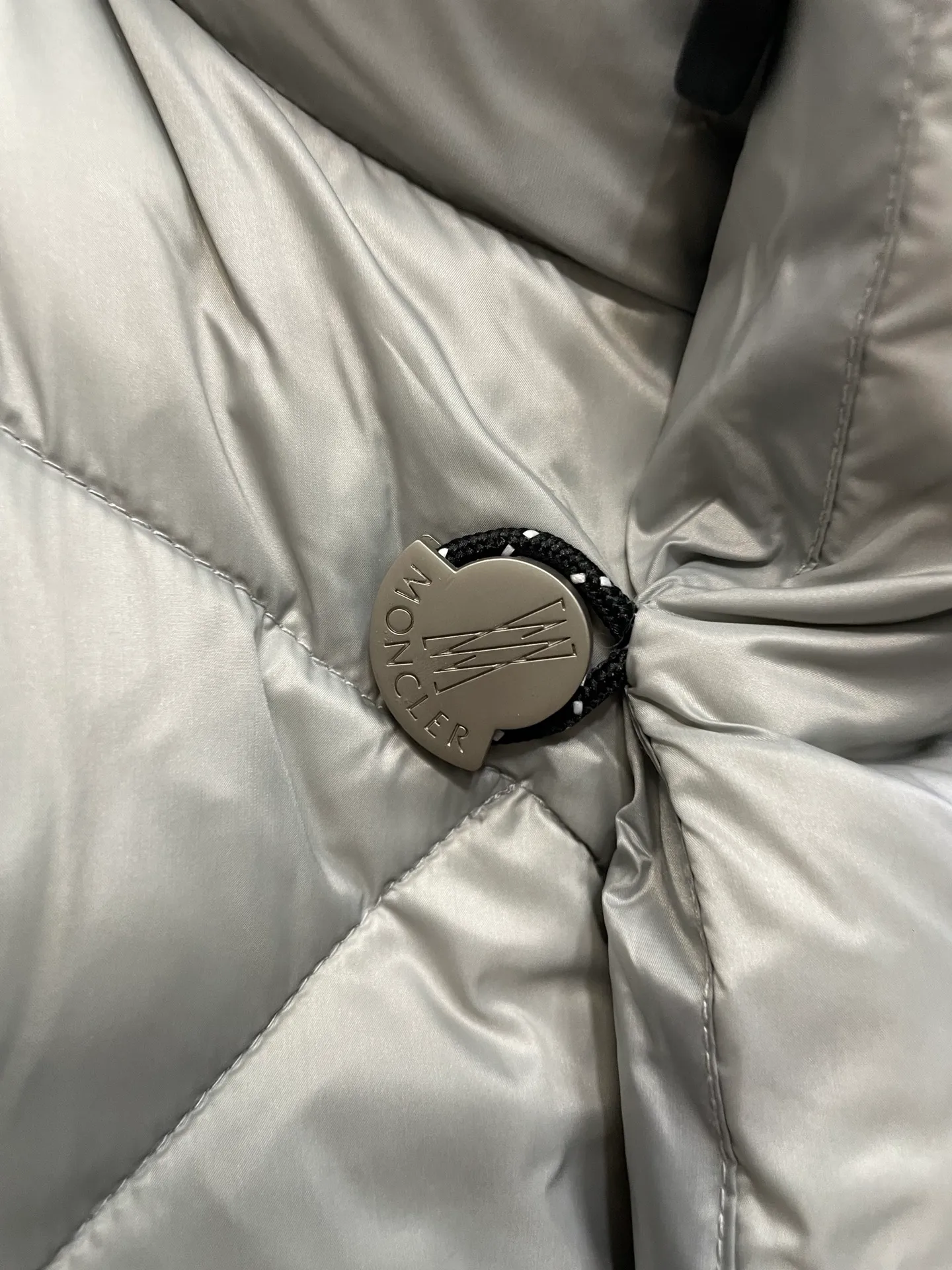P960 Fei Dong collaborates with Moncler. Moncler once again joins hands with Pharrell Williams to create a joint series. The top 90 white duck I chose this time is the Moncler Genius product line. This Oak jacket is made of technical nylon, equipped with snap pockets and down padding to create the best warmth. The unique triangular car line will create a more artistic visual effect as a whole. The solid color dress is only decorated with LOGO on the chest and arms, which will not be too public while retaining the joint identity. It is also very versatile when paired together. This design technique has also appeared many times in Fei Dong’s joint brands, which is quite recognizable. Size: 1-5