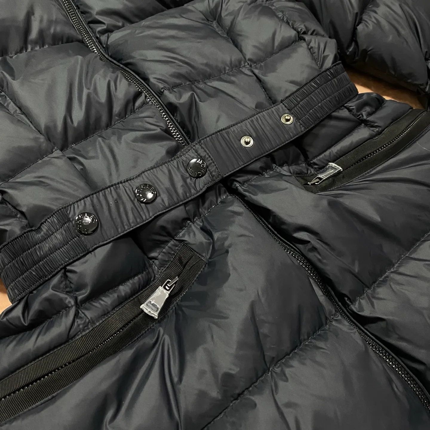 P960 Moncler Moncler muzzle removable fur collar elastic waistband lightweight nylon waist down jacket. Oversized hood, oversized fur collar, 100% imported Finnish fur collar, very, very high-end, hair needles are clearly defined, dense and fluffy, super high down filling, just the right length design, super slimming, very needed in the cold winter in the north! It is warm and simple and can be worn to create a slim waist, and the style design will never go out of style. It is easier and more comfortable to wear. It has excellent warmth retention, sufficient warmth and sufficient temperature. It is very slimming and waistline, without the slightest sense of bulk. It is 90% white goose down, with a down filling capacity of nearly 300g. The down has sufficient fluffiness and good velvet, and will not be trapped in the velvet! The shape is really great, elongating the body proportions, making you look taller and slimmer, double zipper pullers, exquisite hardware, hooded design, detachable fur collar, exquisite wiring workmanship, which further highlights the quality. A truly good product, it will be sought after wherever you go! Highly recommended! Size 1234