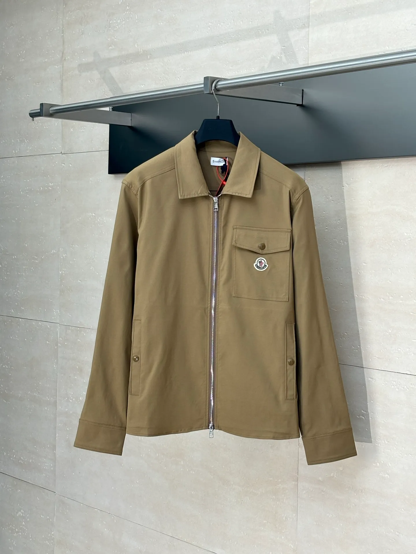 P490 Moncle*/muzzle Logo zipper shirt jacket Custom-made high-quality cotton hidden pattern gabardine Full of texture Comfortable and close to the skin With pure black as the base color Calm, restrained and full of strength The iconic Moncler logo embroidered logo is embellished on it to increase brand recognition Simple and smooth lines The zipper opening and closing also follows the principle of minimalism. Use simplicity as the pen and texture as the ink. Use the simplest elements to outline the most moving fashion picture. Size：S/M/L/XL