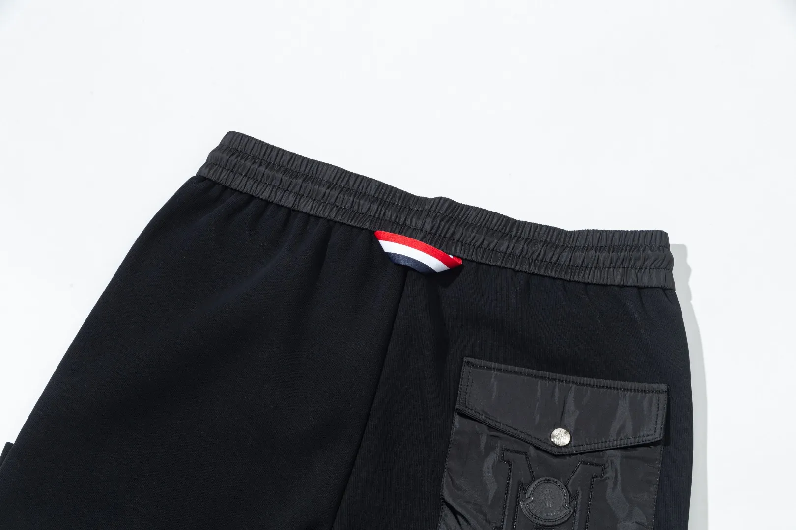 P290 Moncler new autumn trousers, European trade channels, direct delivery from Italian overseas warehouses, limited sales of overseas boutiques.  SS's new casual and fashionable sweatpants, these sweatpants use big-name designs to create a fashionable and trendy feel. The details are exquisitely processed, showing super high quality.  The pants are embellished with iconic brand logos to highlight the brand style and create a fashionable and diverse look. Carefully crafted from 100% imported fabrics, they are soft and comfortable, and are skin-friendly and warm. They are a pair of pants that are comfortable both at home and when going out. You can just wear a jacket and a sweater to go out~ Color: Black Size: M L XL 2XL 3XL