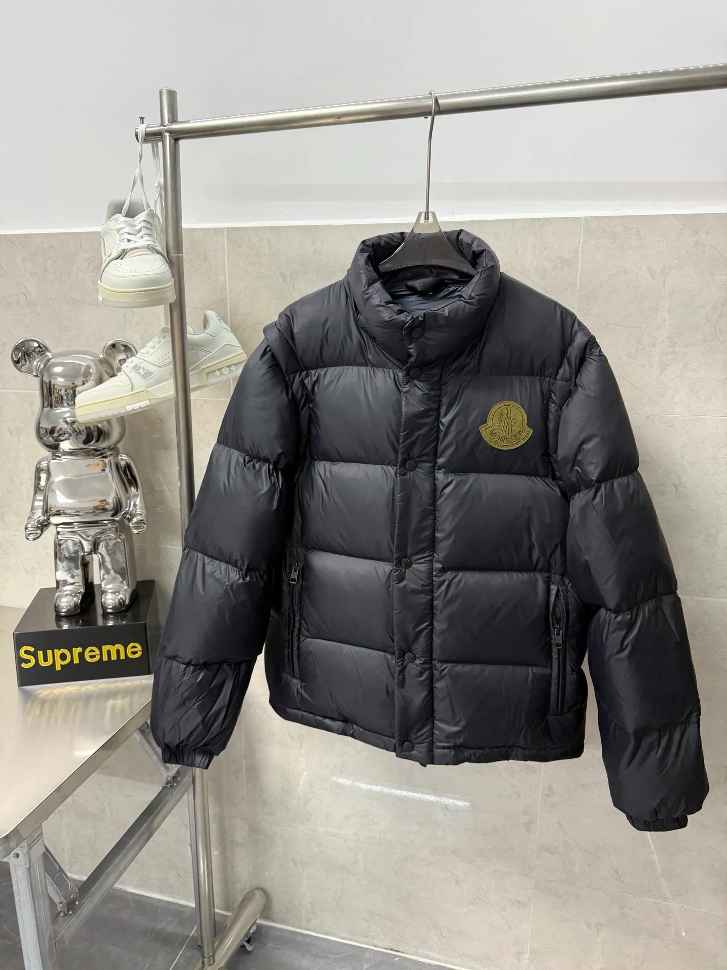 P940 Moncler Mouth Cyclone 2-in-1 Mouth Mouth New Autumn and Winter Down Jacket Stand-up collar, hooded and detachable sleeve design, one garment can be worn in a variety of styles, suitable for various looks; Made of custom-made windproof and rain-proof fabric, anti-wrinkle, anti-static and quick-drying, soft and skin-friendly, and extremely comfortable for the upper body; Stand-up collar and hooded design, combining business and leisure A down jacket; filled with 90% goose down, warm, fluffy and soft; made in brand factories, with impeccable quality and details; decorated with the brand logo on the chest, highly recognizable; a down jacket suitable for various occasions, with unparalleled warmth Size: 12345