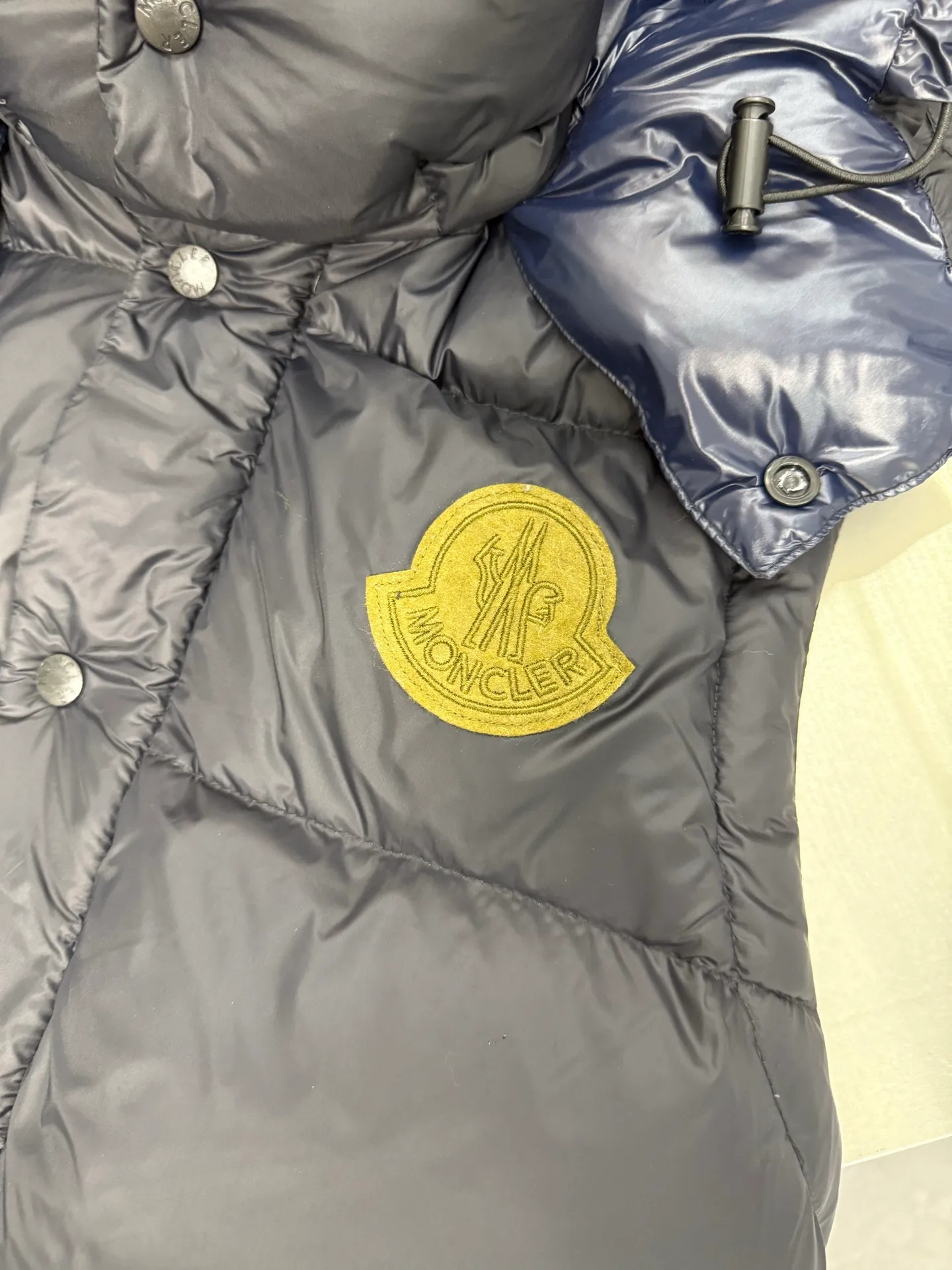 P940 Moncler Mouth Cyclone 2-in-1 Mouth Mouth New Autumn and Winter Down Jacket Stand-up collar, hooded and detachable sleeve design, one garment can be worn in a variety of styles, suitable for various looks; Made of custom-made windproof and rain-proof fabric, anti-wrinkle, anti-static and quick-drying, soft and skin-friendly, and extremely comfortable for the upper body; Stand-up collar and hooded design, combining business and leisure A down jacket; filled with 90% goose down, warm, fluffy and soft; made in brand factories, with impeccable quality and details; decorated with the brand logo on the chest, highly recognizable; a down jacket suitable for various occasions, with unparalleled warmth Size: 12345