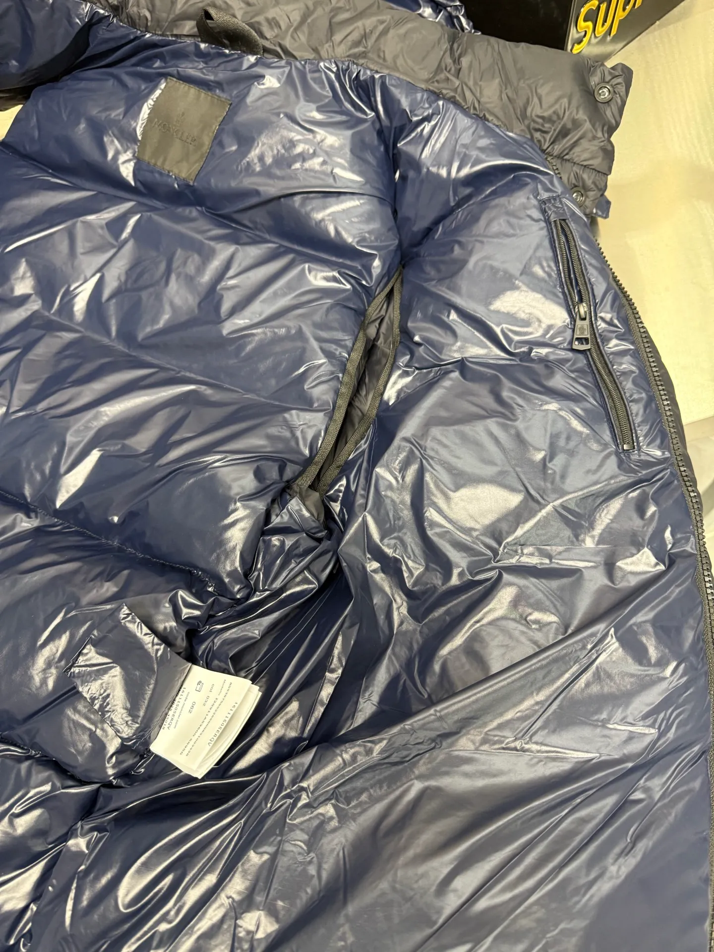 P940 Moncler Mouth Cyclone 2-in-1 Mouth Mouth New Autumn and Winter Down Jacket Stand-up collar, hooded and detachable sleeve design, one garment can be worn in a variety of styles, suitable for various looks; Made of custom-made windproof and rain-proof fabric, anti-wrinkle, anti-static and quick-drying, soft and skin-friendly, and extremely comfortable for the upper body; Stand-up collar and hooded design, combining business and leisure A down jacket; filled with 90% goose down, warm, fluffy and soft; made in brand factories, with impeccable quality and details; decorated with the brand logo on the chest, highly recognizable; a down jacket suitable for various occasions, with unparalleled warmth Size: 12345