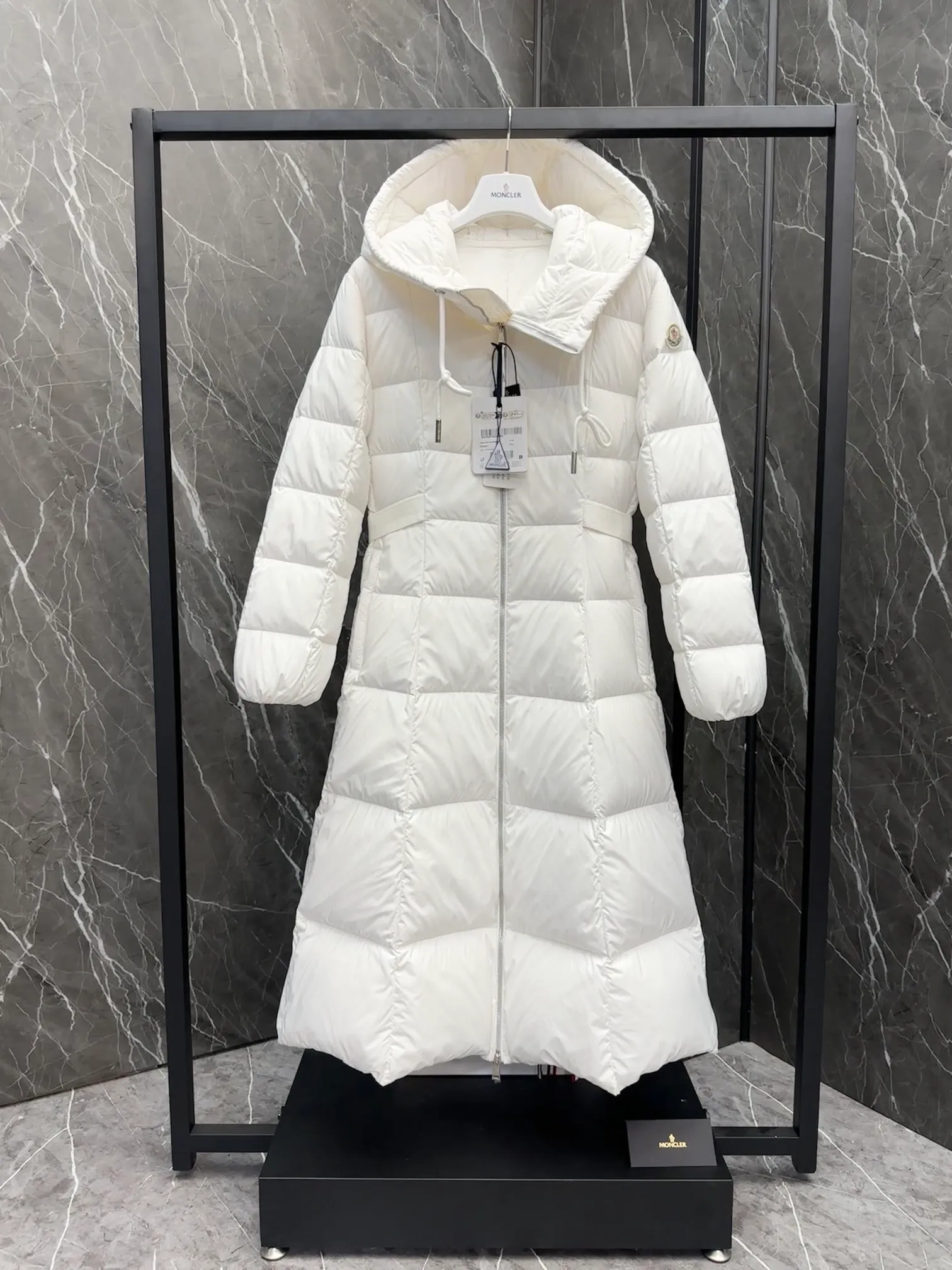 P1040 Special Down, Moncler's new winter product, Faucon Long Down for Women (⚠️ Special grade goose down filling, tag barcode model number corresponds to the official website, tag has built-in NFC inductor anti-counterfeiting, this filling technology is in the skirt, super downy one) hot style that the fugitive princess must buy, Faucon Women's Long Down interprets classic items in new proportions, showing impeccable fashion style. Product Details Faucon long down is made of polyester fiber fabric and has a slim, wide silhouette with a nipped-in waist. The Longue saison lining is lightweight and the three-dimensional hood adds a finishing touch to the style.