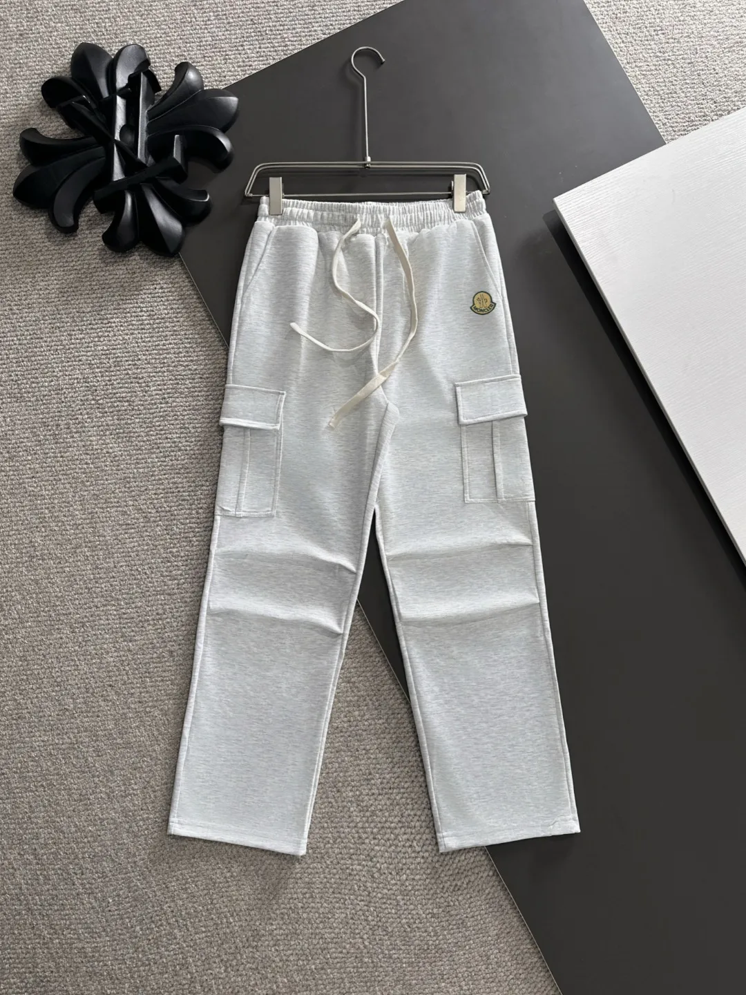Shipped in 2-3 days P360 MONCLER/Mongolian Exclusive first release of 25ss autumn and winter new high-quality trousers Compare real-life details at will A perfect choice for autumn and winter, a must-have item. Sizes: M to 3XL (please state your height and weight when placing an order)