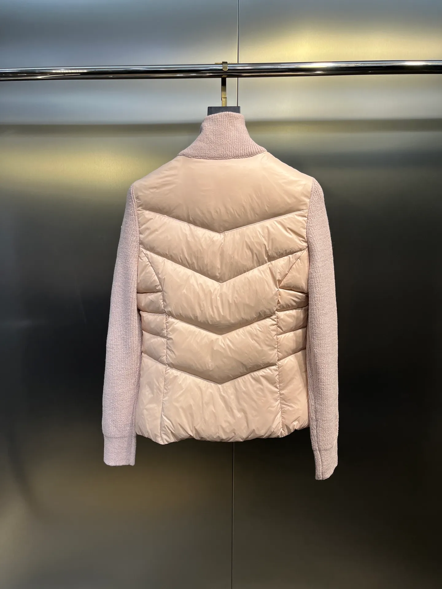 P700 Moncler muzzle classic stand collar zipper wool knitted splicing jacket single down! Checkered quilting and a waist-cinched silhouette are versatile and effortless. Original customized national standard 90 white duck down filling! Imported lightweight memory silk fabric, imported machine sewing line technology. Original hardware accessories, original mark and original label! Color: Black White Pink Size: S-M-L