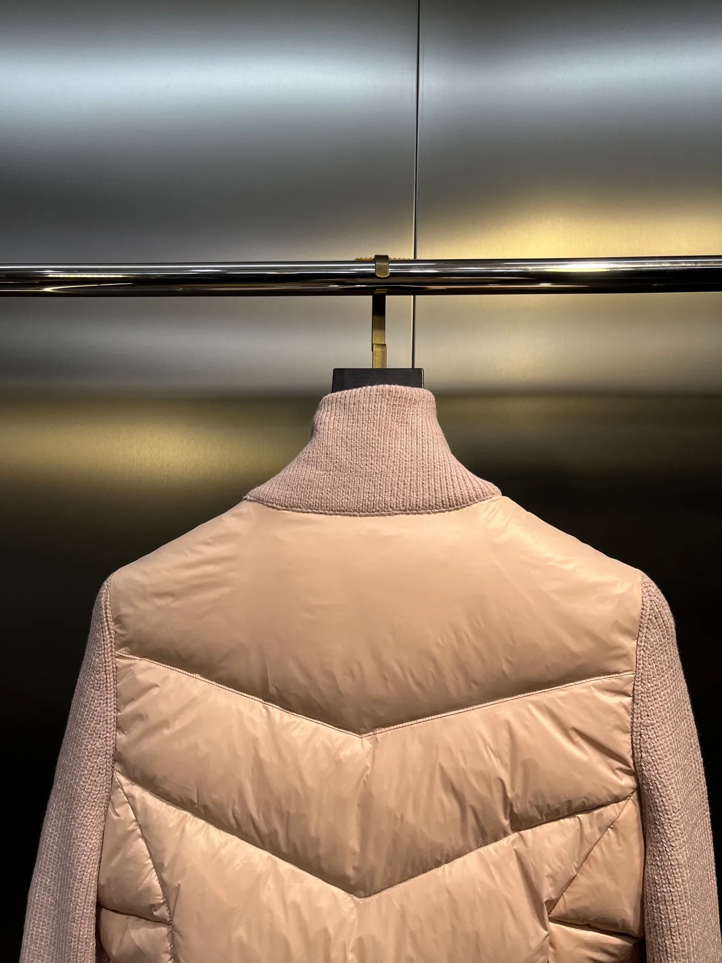 P700 Moncler muzzle classic stand collar zipper wool knitted splicing jacket single down! Checkered quilting and a waist-cinched silhouette are versatile and effortless. Original customized national standard 90 white duck down filling! Imported lightweight memory silk fabric, imported machine sewing line technology. Original hardware accessories, original mark and original label! Color: Black White Pink Size: S-M-L