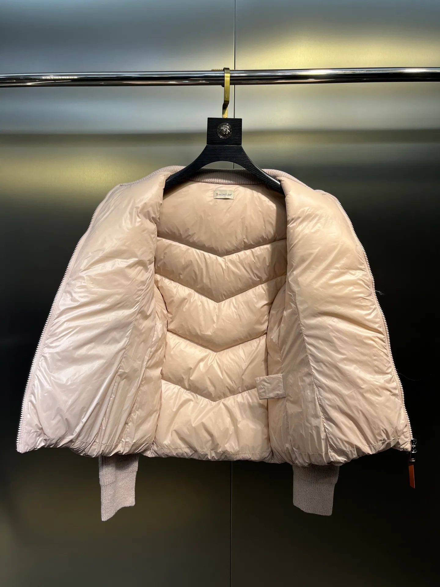 P700 Moncler muzzle classic stand collar zipper wool knitted splicing jacket single down! Checkered quilting and a waist-cinched silhouette are versatile and effortless. Original customized national standard 90 white duck down filling! Imported lightweight memory silk fabric, imported machine sewing line technology. Original hardware accessories, original mark and original label! Color: Black White Pink Size: S-M-L