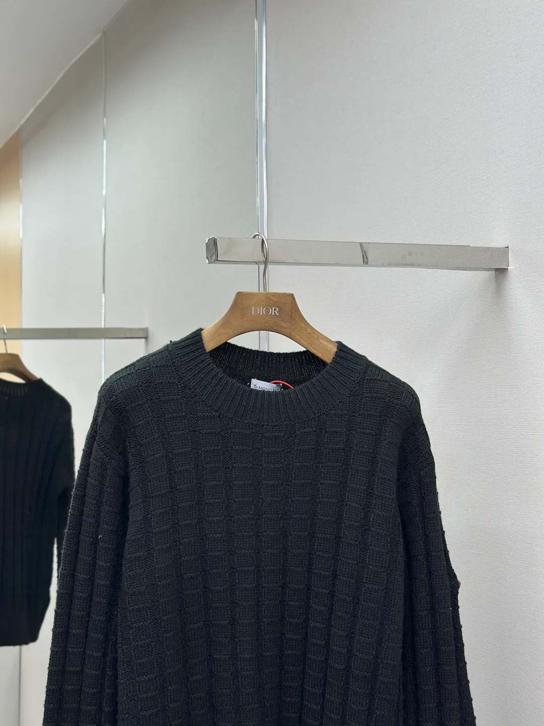 P430 Moncler logo embossed knitted crew neck sweater. The original product was purchased for 7,500. The fabric is made of custom-woven carved wool texture. It is soft and delicate, comfortable and close to the skin. It uses high-saturation red as the base color to cut through the dullness of winter. Let every inch of the fabric become an annotation of power aesthetics. Using three-dimensional texture as the brushstrokes, the entire embossed knitting reconstructs the dimension of knitted aesthetics. It produces a light and dark gradient texture halo as the human body moves. Iconic Moncler The logo embroidered logo decorates the sleeves and is highly recognizable. The power aesthetic is hidden in the contrast between hardness and softness. The ultimate expression of elegance. No need to deliberately create its own style. The whole piece is embossed vertical grain knitting. Through specific stitching and fabric tissue changes, by changing the arrangement of stitches and the density of the fabric, the vertical grains present a relief effect that is raised on the surface of the sweater. Forming undulating changes in the vertical grains and a curved thread structure. By changing the stitching and yarn arrangement during the knitting process. The yarn is distributed in a curved shape in the fabric, and the garment washing water is softened and deodorized using professional washing equipment and specific detergents to deeply clean and deodorize the clothes to improve the feel and appearance of the clothes. Size:S-M-L-XL