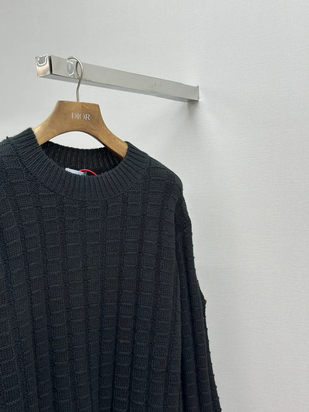 P430 Moncler logo embossed knitted crew neck sweater. The original product was purchased for 7,500. The fabric is made of custom-woven carved wool texture. It is soft and delicate, comfortable and close to the skin. It uses high-saturation red as the base color to cut through the dullness of winter. Let every inch of the fabric become an annotation of power aesthetics. Using three-dimensional texture as the brushstrokes, the entire embossed knitting reconstructs the dimension of knitted aesthetics. It produces a light and dark gradient texture halo as the human body moves. Iconic Moncler The logo embroidered logo decorates the sleeves and is highly recognizable. The power aesthetic is hidden in the contrast between hardness and softness. The ultimate expression of elegance. No need to deliberately create its own style. The whole piece is embossed vertical grain knitting. Through specific stitching and fabric tissue changes, by changing the arrangement of stitches and the density of the fabric, the vertical grains present a relief effect that is raised on the surface of the sweater. Forming undulating changes in the vertical grains and a curved thread structure. By changing the stitching and yarn arrangement during the knitting process. The yarn is distributed in a curved shape in the fabric, and the garment washing water is softened and deodorized using professional washing equipment and specific detergents to deeply clean and deodorize the clothes to improve the feel and appearance of the clothes. Size:S-M-L-XL