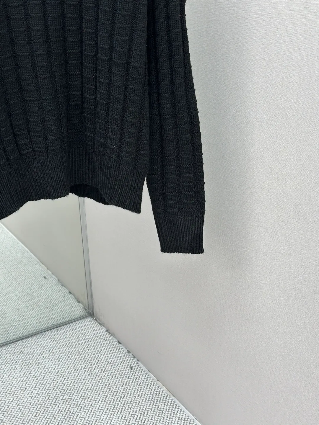 P430 Moncler logo embossed knitted crew neck sweater. The original product was purchased for 7,500. The fabric is made of custom-woven carved wool texture. It is soft and delicate, comfortable and close to the skin. It uses high-saturation red as the base color to cut through the dullness of winter. Let every inch of the fabric become an annotation of power aesthetics. Using three-dimensional texture as the brushstrokes, the entire embossed knitting reconstructs the dimension of knitted aesthetics. It produces a light and dark gradient texture halo as the human body moves. Iconic Moncler The logo embroidered logo decorates the sleeves and is highly recognizable. The power aesthetic is hidden in the contrast between hardness and softness. The ultimate expression of elegance. No need to deliberately create its own style. The whole piece is embossed vertical grain knitting. Through specific stitching and fabric tissue changes, by changing the arrangement of stitches and the density of the fabric, the vertical grains present a relief effect that is raised on the surface of the sweater. Forming undulating changes in the vertical grains and a curved thread structure. By changing the stitching and yarn arrangement during the knitting process. The yarn is distributed in a curved shape in the fabric, and the garment washing water is softened and deodorized using professional washing equipment and specific detergents to deeply clean and deodorize the clothes to improve the feel and appearance of the clothes. Size:S-M-L-XL