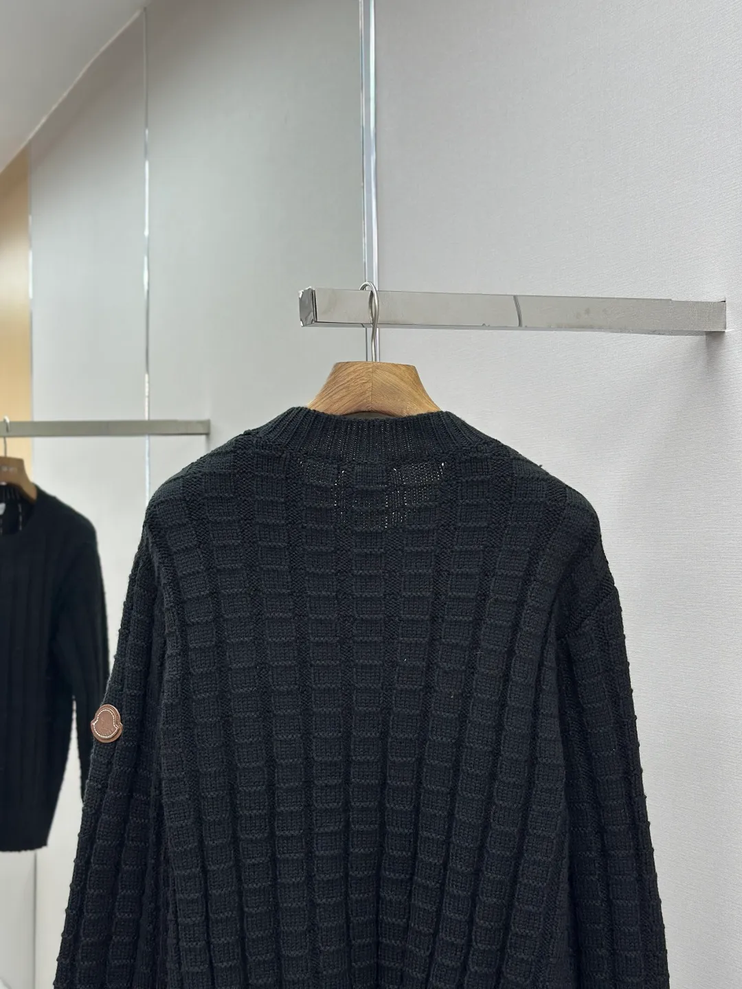 P430 Moncler logo embossed knitted crew neck sweater. The original product was purchased for 7,500. The fabric is made of custom-woven carved wool texture. It is soft and delicate, comfortable and close to the skin. It uses high-saturation red as the base color to cut through the dullness of winter. Let every inch of the fabric become an annotation of power aesthetics. Using three-dimensional texture as the brushstrokes, the entire embossed knitting reconstructs the dimension of knitted aesthetics. It produces a light and dark gradient texture halo as the human body moves. Iconic Moncler The logo embroidered logo decorates the sleeves and is highly recognizable. The power aesthetic is hidden in the contrast between hardness and softness. The ultimate expression of elegance. No need to deliberately create its own style. The whole piece is embossed vertical grain knitting. Through specific stitching and fabric tissue changes, by changing the arrangement of stitches and the density of the fabric, the vertical grains present a relief effect that is raised on the surface of the sweater. Forming undulating changes in the vertical grains and a curved thread structure. By changing the stitching and yarn arrangement during the knitting process. The yarn is distributed in a curved shape in the fabric, and the garment washing water is softened and deodorized using professional washing equipment and specific detergents to deeply clean and deodorize the clothes to improve the feel and appearance of the clothes. Size:S-M-L-XL