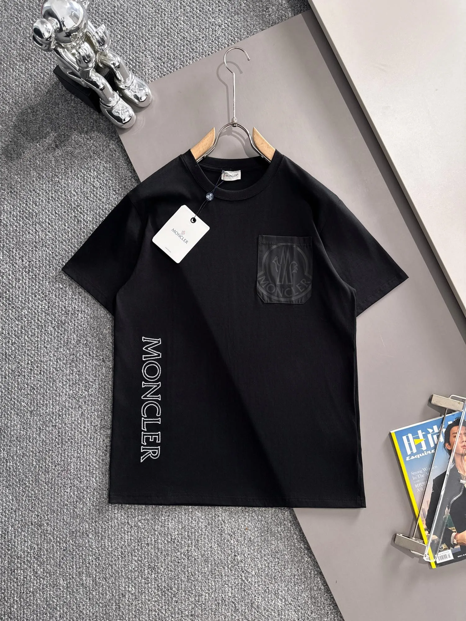 P160 Moncler 2025 new model Woven pocket splicing Hollow embroidered letter logo Uniform short-sleeved T-shirt for men and women ·Customized 260g 100% double yarn pure cotton fabric ·Dyeing 32 counts double-strand thread ·Collar label, hangtag, main mark and three labels complete Color: black Size: XS S M L
