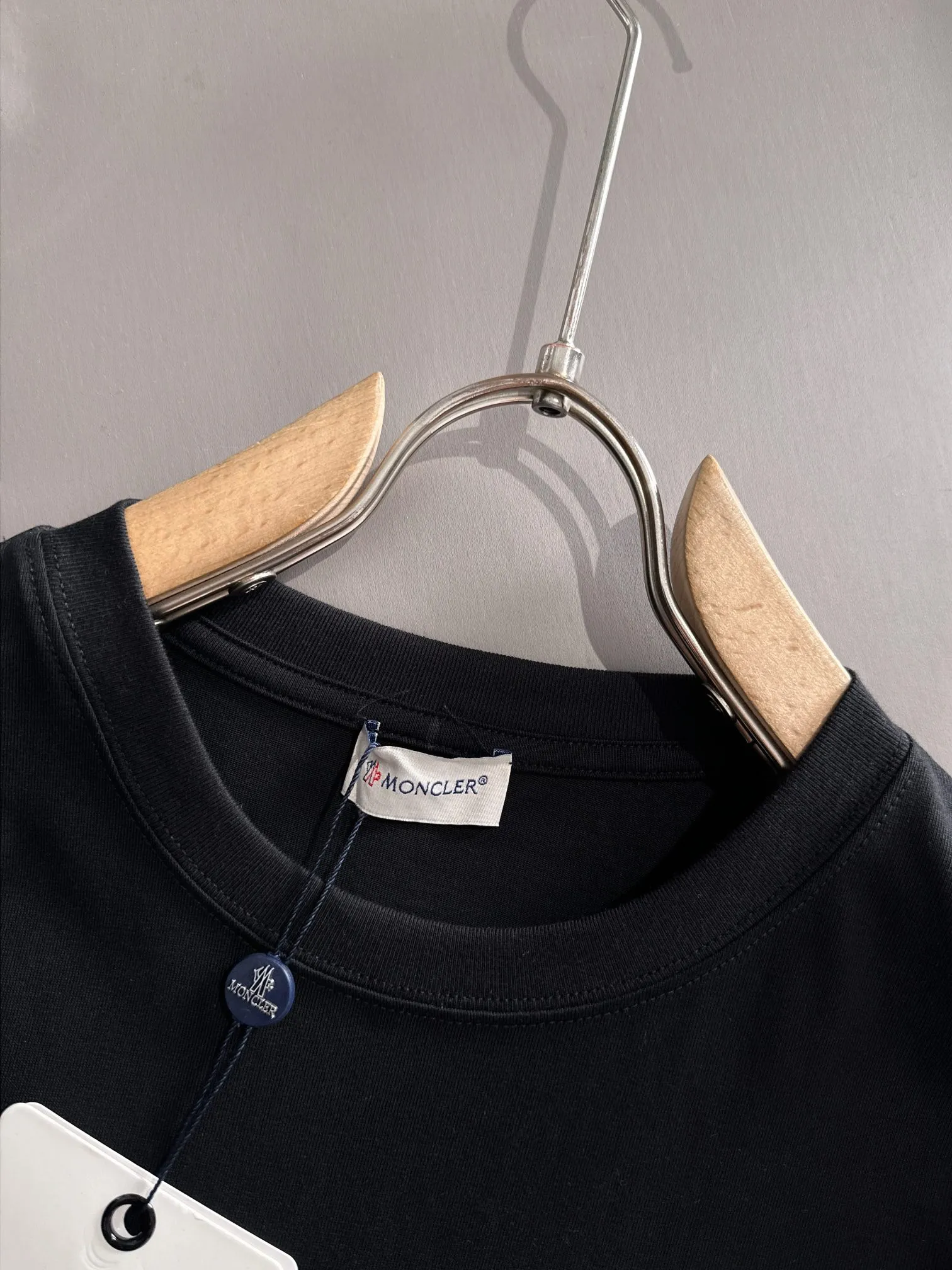 P160 Moncler 2025 new model Woven pocket splicing Hollow embroidered letter logo Uniform short-sleeved T-shirt for men and women ·Customized 260g 100% double yarn pure cotton fabric ·Dyeing 32 counts double-strand thread ·Collar label, hangtag, main mark and three labels complete Color: black Size: XS S M L