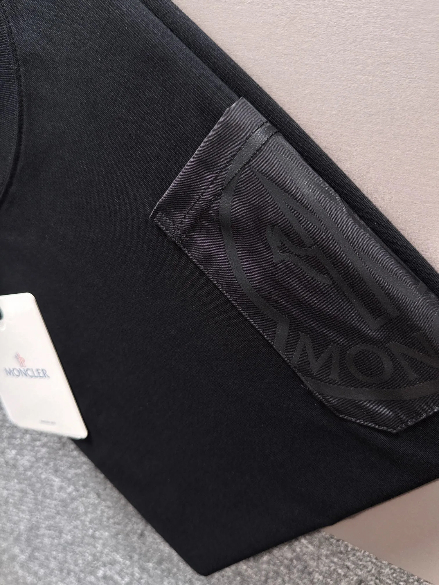P160 Moncler 2025 new model Woven pocket splicing Hollow embroidered letter logo Uniform short-sleeved T-shirt for men and women ·Customized 260g 100% double yarn pure cotton fabric ·Dyeing 32 counts double-strand thread ·Collar label, hangtag, main mark and three labels complete Color: black Size: XS S M L