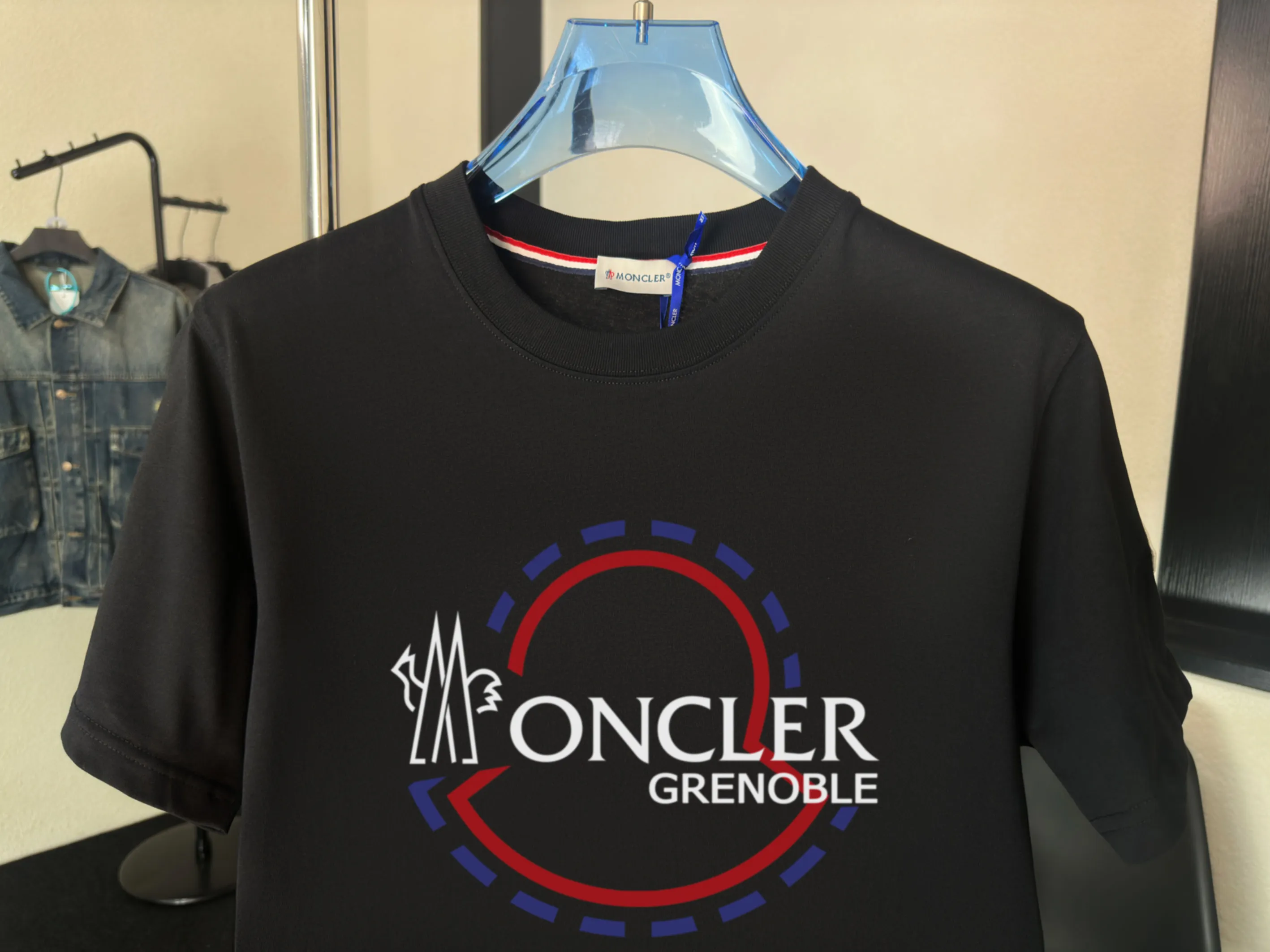 P140 💰Upgraded version "Mobile phone smart sensor ~ NFC chip armband ~ direct access to the official website for anti-counterfeiting" "Moncler ~ Mouth Mouth" 2025 new high-quality round neck short-sleeved T-shirt. The cuffs have imported embroidered labels. Customized dyeing, very comfortable to touch. Super versatile and good-looking short-sleeved. Complete with three labels. Non-market ordinary version. Feel free to compare. Quality is absolutely guaranteed! ‼ First of all, this original fabric is all custom-woven with 32-count double yarn fabric, 250G, and the weight is the same‼ Fine workmanship, double waistcoat method, double waistcoat method, double waistcoat method makes the whole dress more three-dimensional, which is not a craft that ordinary T-shirts can achieve🤪 Size: S-M-L-XL-2XL Color: black, white, apricot, same style for men and women