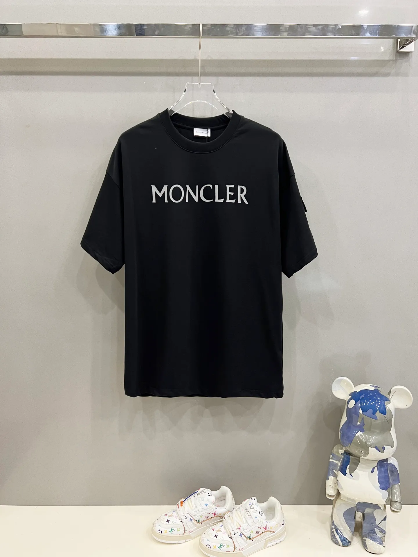 P150 MONCLER/Muzzled 260g round neck short-sleeved T-shirt Logo brand letter printing LOGO nylon pocket arm crafts Official synchronization High version High quality Fashion personality Versatile trend Pure original quality Original fabric Tag Collar label Washed wheat Complete three standards Color: Black. Apricot. Size: XS-L