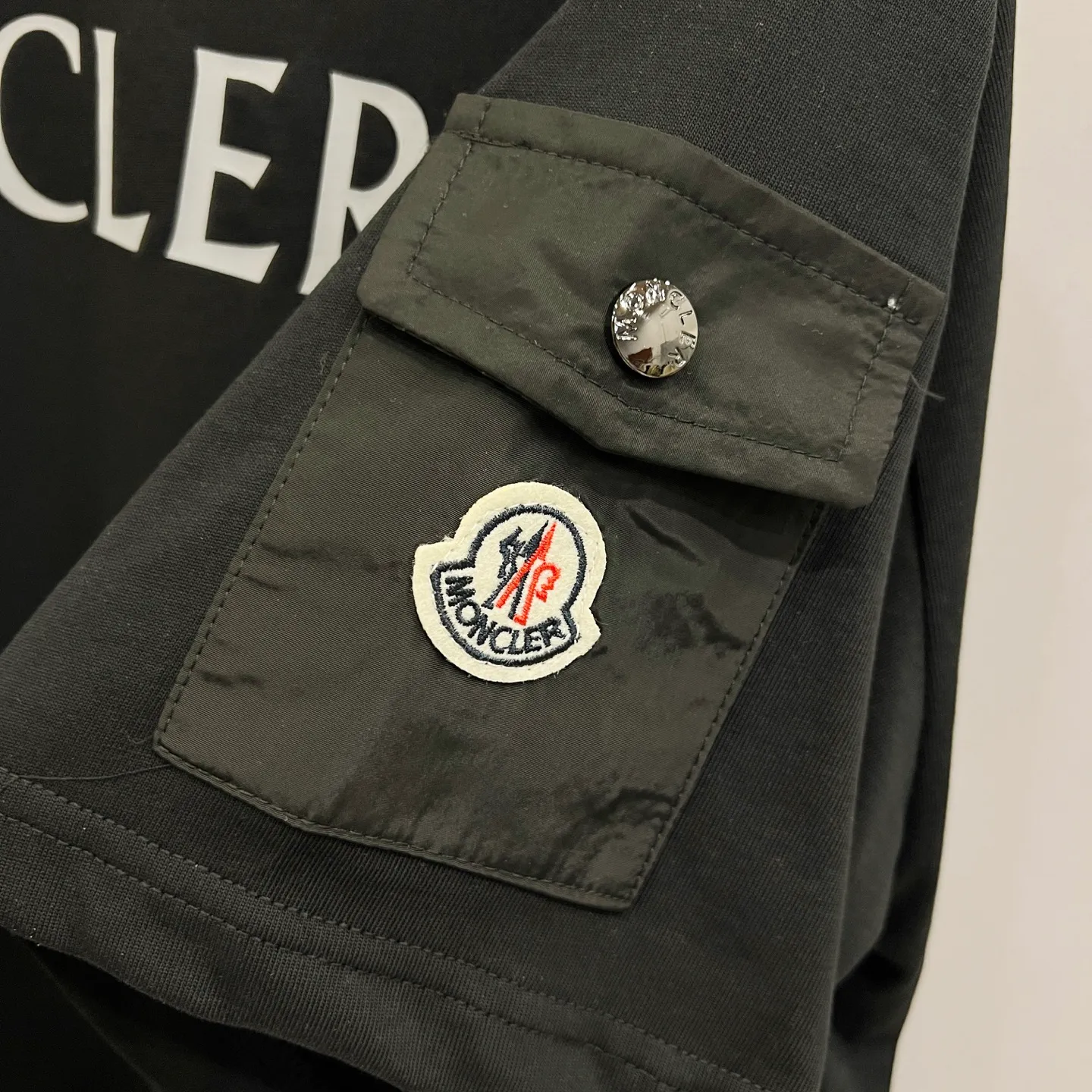 P150 MONCLER/Muzzled 260g round neck short-sleeved T-shirt Logo brand letter printing LOGO nylon pocket arm crafts Official synchronization High version High quality Fashion personality Versatile trend Pure original quality Original fabric Tag Collar label Washed wheat Complete three standards Color: Black. Apricot. Size: XS-L
