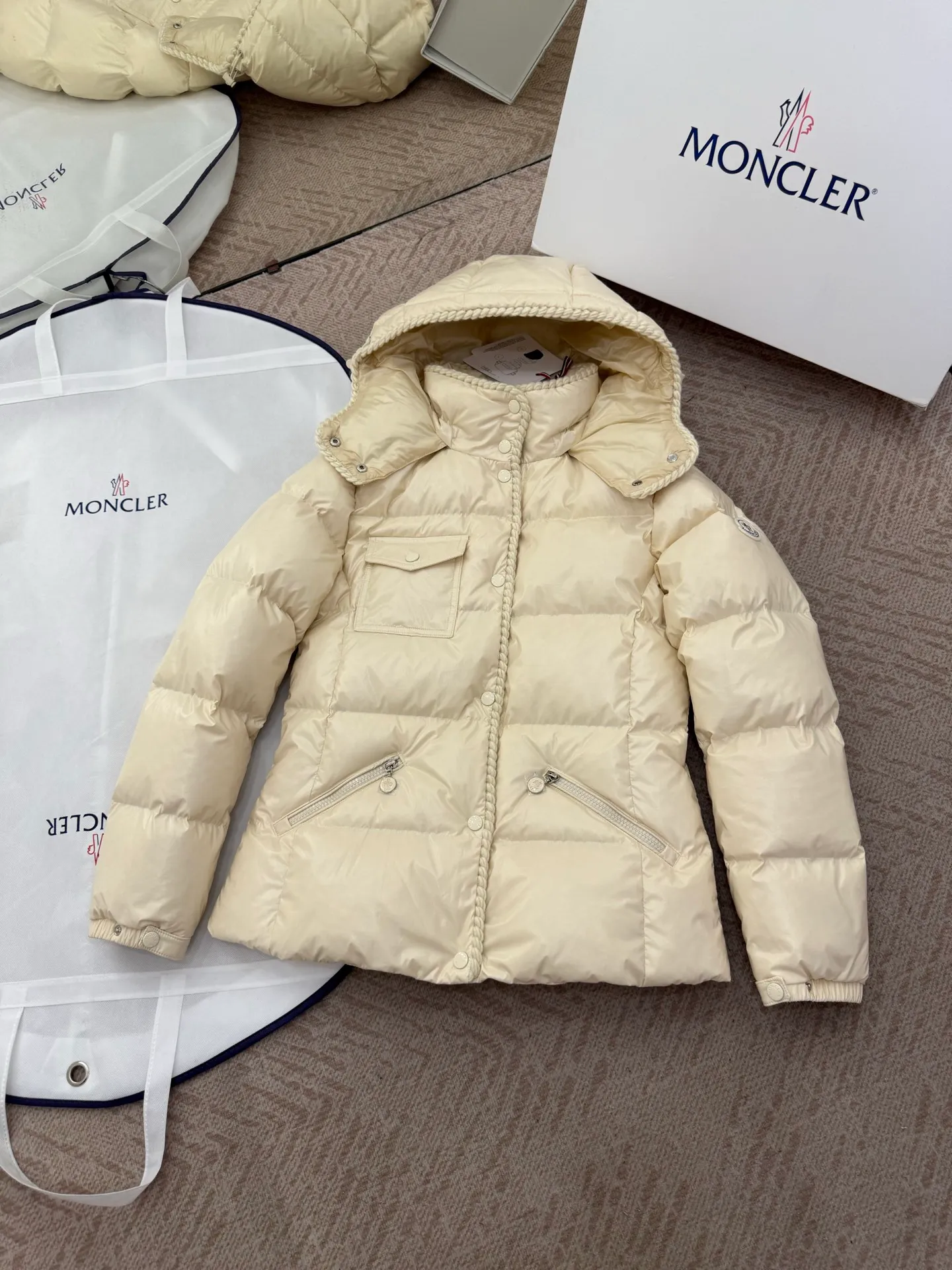 P940 Moncler/Moncler 25 new oil wax leather waisted GLAREIN hooded long-sleeved down jacket for women. Oil wax leather coated new fabric, slim design style, warm and slimming, 90% goose down filling, molded custom hardware. Color: red, white, blue, black Code number: 1-2-3-4