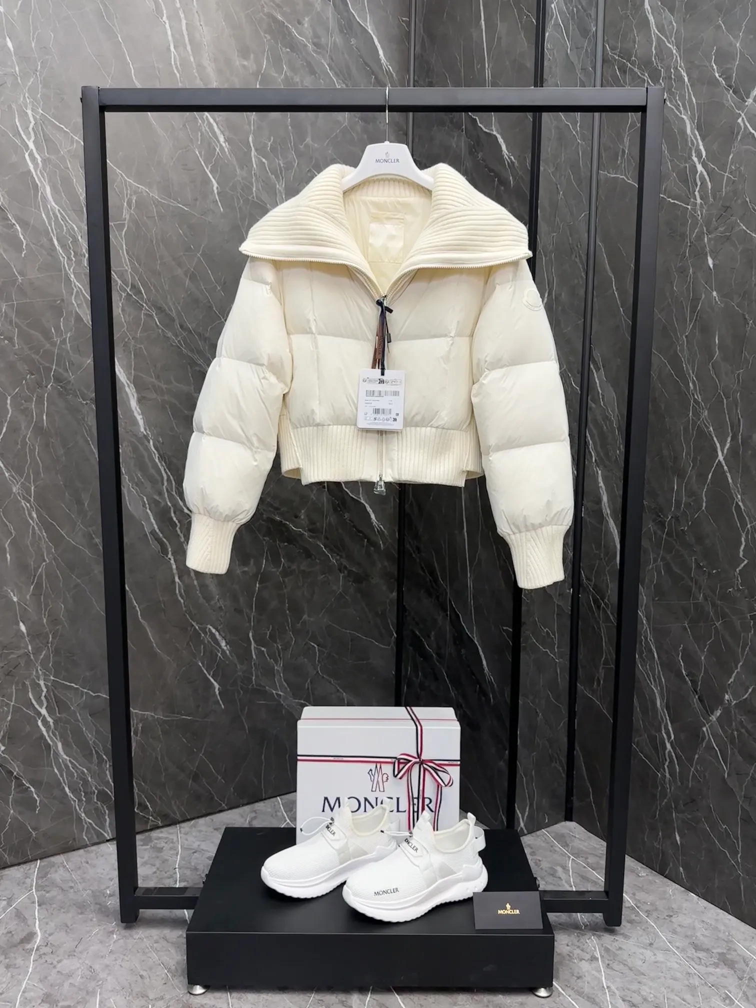 P820 special down ⬆️Moncler Jadeite/Moncler new women's spliced fake two-piece short down jacket. Retro French style. Special super white stemless goose down filling. The barcode model number is completely consistent with the official website. Brand new hanging tag. The hanging tag has built-in NFC electronic induction anti-counterfeiting. Supports multiple anti-counterfeiting verification. The factory comes standard with a full set of counter gift box packaging🎁. Distinguish all low-end products. The Jadeite short down jacket is dynamic and elegant, and its fake two-piece stitching design highlights the French retro aesthetic style of Moncler women's style.  The Jadeite Down Jacket is made from nylon, a silky, functional fabric. Designed in a cropped silhouette, it features a rich wool-blend collar and a double closure for extra protection. Create a flattering silhouette for everyday wear.  Details •Made from slub wool •Longue saison lining •Down filling •Fully shaped half-ingot stitch •7 needles •Zipper closure •Front hidden pocket •Hand-embroidered logo Size : 1-4 Cream D9788056780