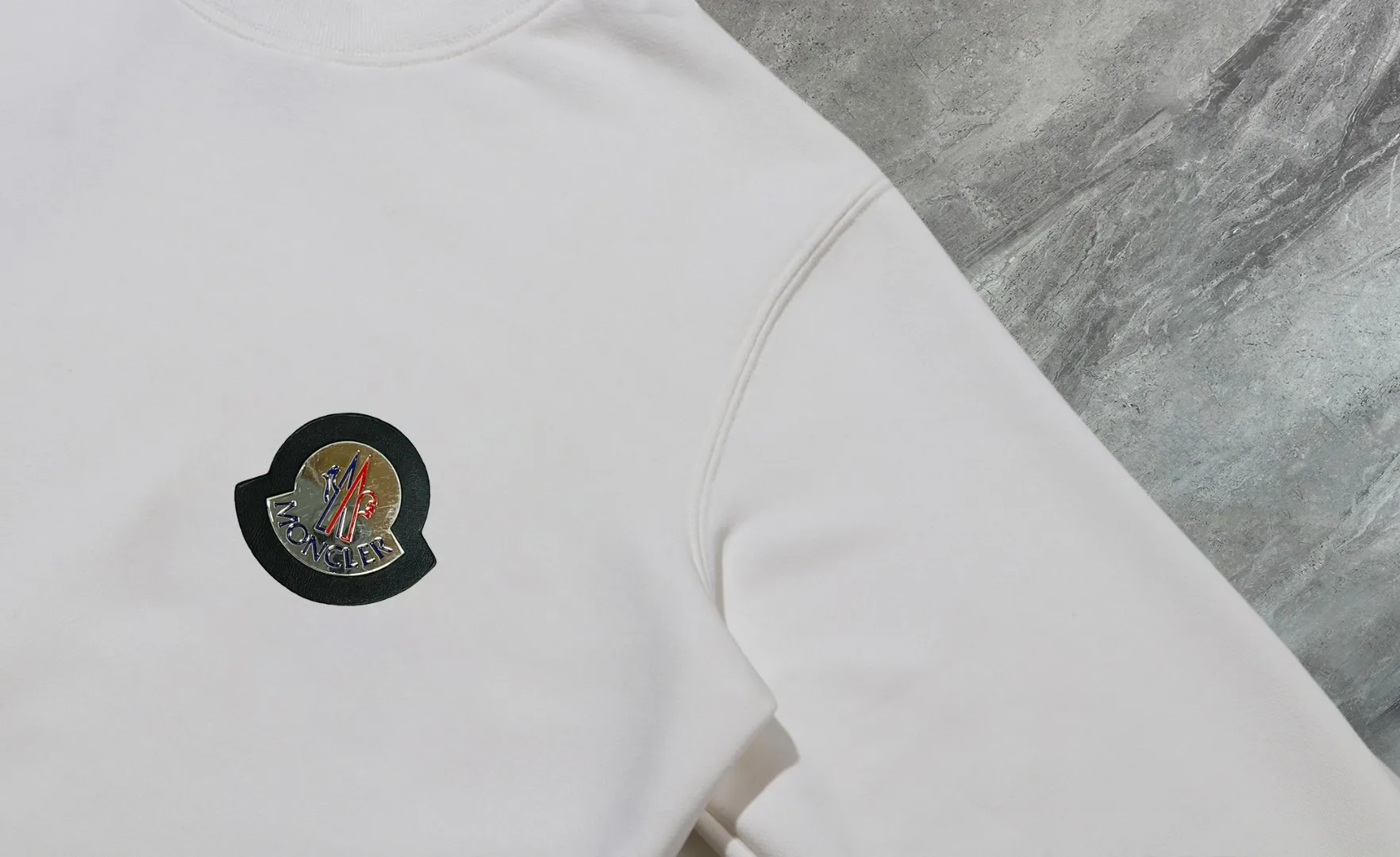 P210 High-version sweatshirt) [Long-term stock] 〖𝐌𝐎𝐍𝐂𝐋𝐄𝐑~Mask〗 Made of 440g heavy-weight fabric. It is different from the market currency. It can be matched with any variety and is properly handsome. 😎The whole dress is made of double waistcoats. The double waistcoats make the whole dress more three-dimensional. Not ordinary factories can do such fine work. 2025 Spring runway version of the T stage, on sale at the counter, round neck terry sweatshirt, high-end double-strand pure cotton, custom-made stretch ribs, dyed in the same vat, complete with three standards, matched with exquisite embroidered LOGO on the chest, simple and advanced, same style for men and women. Color: black, apricot, white, size: S M L XL 2XL