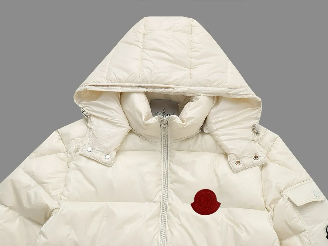 P720 MONCLER Meng Mouth Maya Down Jacket: Color/off-white, black Size: M. L. Zipper pendant with custom logo Fabric: 400D bright nylon, anti-fouling, anti-wrinkle, waterproof and windproof, very wear-resistant, breathable and comfortable.           Embroidery: Straight lines, smooth curves, dense and neat stitches, no jagged edges, flat embroidery surface, no skewed threads, consistent stitch length, no bottom exposed, no overlap, smooth embroidery surface, no ink marks and other stains. Advanced imported embroidery machines are used to ensure embroidery quality.