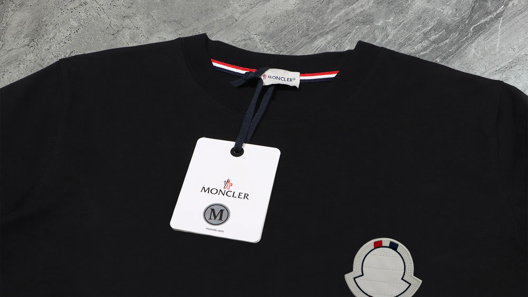 P210 High-version sweatshirt) [Long-term stock] 〖𝐌𝐎𝐍𝐂𝐋𝐄𝐑~Mask〗 Made of 440g heavy-weight fabric. It is different from the market currency. It can be matched with any variety and is properly handsome. 😎The whole dress is made of double waistcoats. The double waistcoats make the whole dress more three-dimensional. Not ordinary factories can do such fine work. 2025 Spring runway version of the T stage, on sale at the counter, round neck terry sweatshirt, high-end double-strand pure cotton, custom-made stretch ribs, dyed in the same vat, complete with three standards, matched with exquisite embroidered LOGO on the chest, simple and advanced, same style for men and women. Color: black, apricot, white, size: S M L XL 2XL