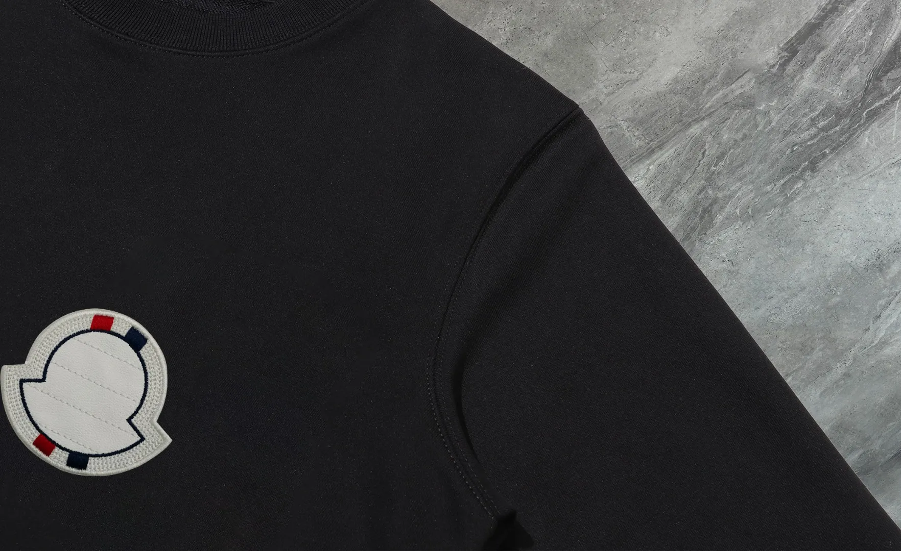 P210 High-version sweatshirt) [Long-term stock] 〖𝐌𝐎𝐍𝐂𝐋𝐄𝐑~Mask〗 Made of 440g heavy-weight fabric. It is different from the market currency. It can be matched with any variety and is properly handsome. 😎The whole dress is made of double waistcoats. The double waistcoats make the whole dress more three-dimensional. Not ordinary factories can do such fine work. 2025 Spring runway version of the T stage, on sale at the counter, round neck terry sweatshirt, high-end double-strand pure cotton, custom-made stretch ribs, dyed in the same vat, complete with three standards, matched with exquisite embroidered LOGO on the chest, simple and advanced, same style for men and women. Color: black, apricot, white, size: S M L XL 2XL