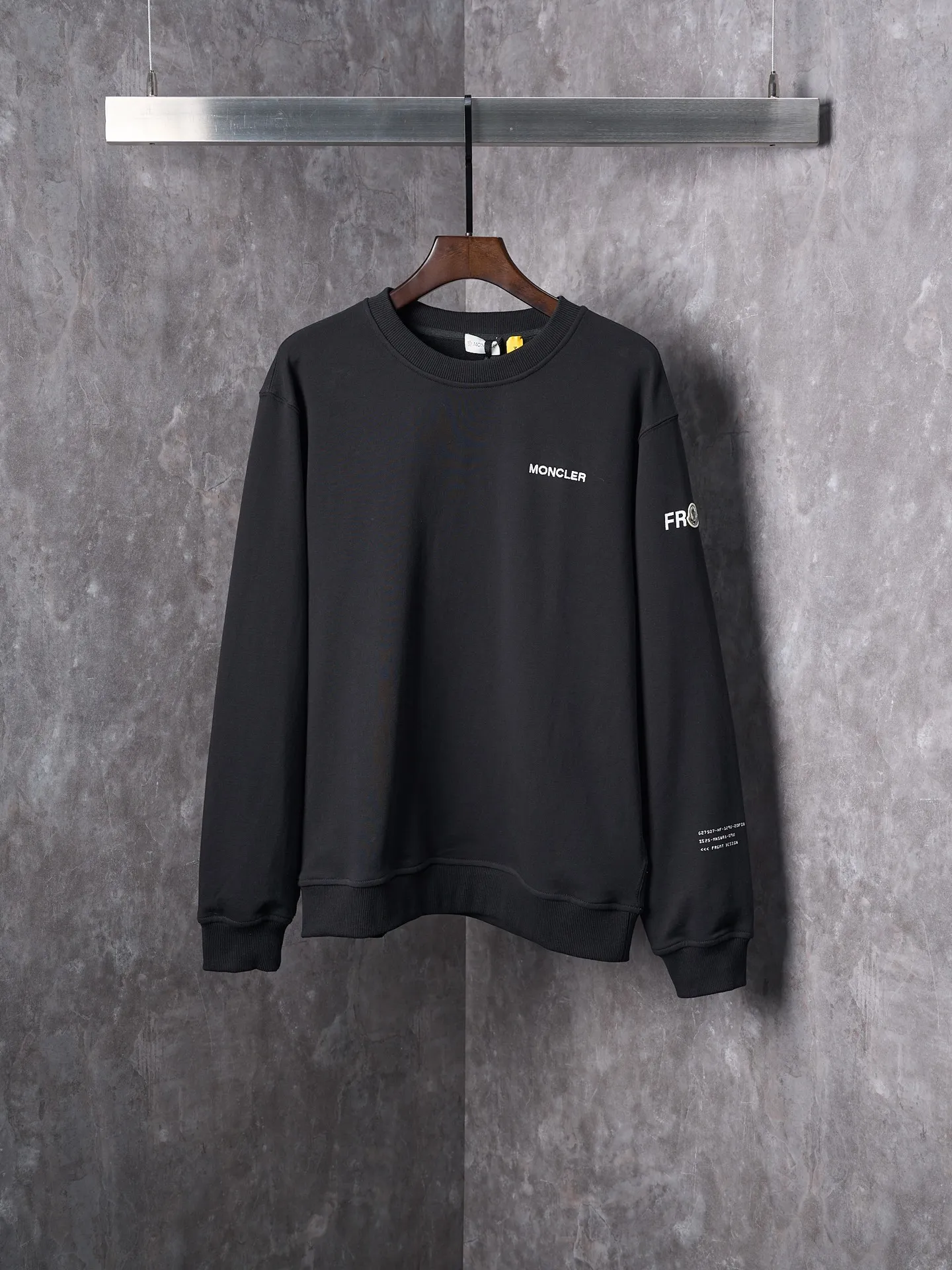 P380 Actual hanging auction] MONCLER/Mongolian × FRGMT Fujiwara Hiroshi co-branded geometric print embroidered round neck sweatshirt [Ready stock] S M L XL is a single-sided fish scale fabric woven with cotton as the base. The front is a smooth knitted surface, and the skin-contact surface is formed by the floating knitting technology of the knitting machine to form a three-dimensional terry, which increases the fluffiness and has a delicate touch. The terry structure absorbs a large amount of water and evaporates quickly, so it is not easy to loosen and deform after repeated washing. Four high-saturation patterns are presented on the fabric through glue printing. The scraper pressure is even and the scraping is performed in three steps to ensure that the glue is fully penetrated and covered. After curing at high temperature, the pigment is firmly bonded to the cotton fiber. The ink-absorbing and penetrating properties of the cotton fiber make the pattern less likely to fall off due to friction. The 2*2 rib formed by the alternating arrangement of the front and back coil longitudinal rows is still very elastic and has a wide pattern, which fits the wrist and waist without a sense of restraint. The gaps between the coils allow air circulation without losing warmth. By actively interfering with the shrinkage potential of cotton fibers, the fabric is able to transition from changeable to stable, improving dimensional stability while being less prone to deformation and wrinkles.