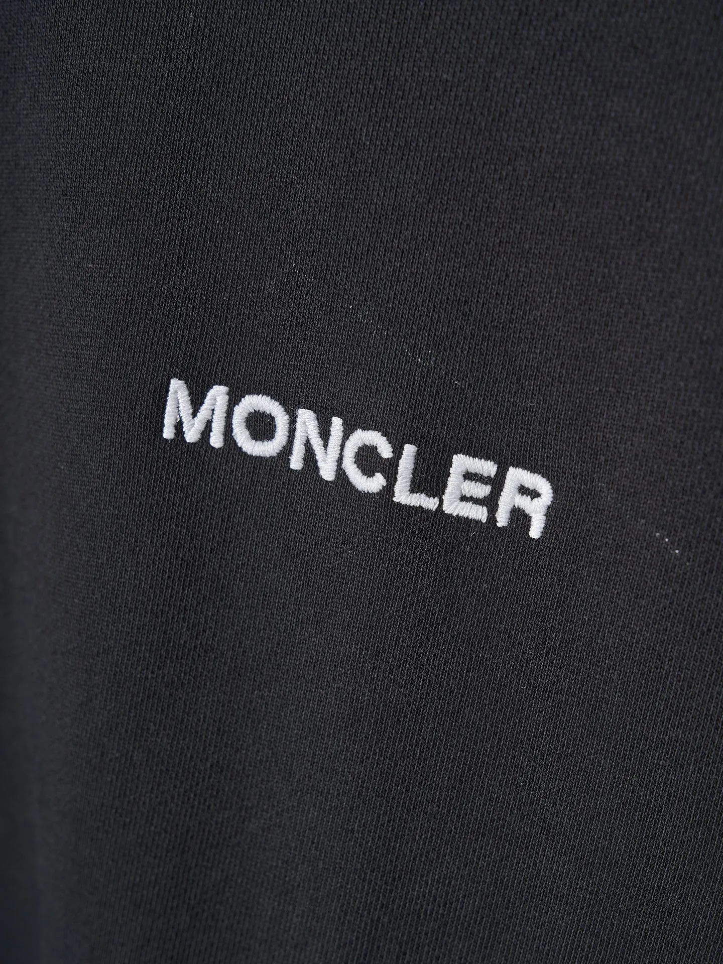 P380 Actual hanging auction] MONCLER/Mongolian × FRGMT Fujiwara Hiroshi co-branded geometric print embroidered round neck sweatshirt [Ready stock] S M L XL is a single-sided fish scale fabric woven with cotton as the base. The front is a smooth knitted surface, and the skin-contact surface is formed by the floating knitting technology of the knitting machine to form a three-dimensional terry, which increases the fluffiness and has a delicate touch. The terry structure absorbs a large amount of water and evaporates quickly, so it is not easy to loosen and deform after repeated washing. Four high-saturation patterns are presented on the fabric through glue printing. The scraper pressure is even and the scraping is performed in three steps to ensure that the glue is fully penetrated and covered. After curing at high temperature, the pigment is firmly bonded to the cotton fiber. The ink-absorbing and penetrating properties of the cotton fiber make the pattern less likely to fall off due to friction. The 2*2 rib formed by the alternating arrangement of the front and back coil longitudinal rows is still very elastic and has a wide pattern, which fits the wrist and waist without a sense of restraint. The gaps between the coils allow air circulation without losing warmth. By actively interfering with the shrinkage potential of cotton fibers, the fabric is able to transition from changeable to stable, improving dimensional stability while being less prone to deformation and wrinkles.
