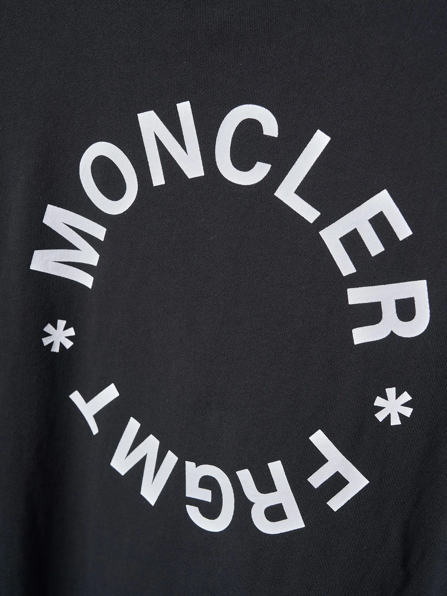 P380 Actual hanging auction] MONCLER/Mongolian × FRGMT Fujiwara Hiroshi co-branded geometric print embroidered round neck sweatshirt [Ready stock] S M L XL is a single-sided fish scale fabric woven with cotton as the base. The front is a smooth knitted surface, and the skin-contact surface is formed by the floating knitting technology of the knitting machine to form a three-dimensional terry, which increases the fluffiness and has a delicate touch. The terry structure absorbs a large amount of water and evaporates quickly, so it is not easy to loosen and deform after repeated washing. Four high-saturation patterns are presented on the fabric through glue printing. The scraper pressure is even and the scraping is performed in three steps to ensure that the glue is fully penetrated and covered. After curing at high temperature, the pigment is firmly bonded to the cotton fiber. The ink-absorbing and penetrating properties of the cotton fiber make the pattern less likely to fall off due to friction. The 2*2 rib formed by the alternating arrangement of the front and back coil longitudinal rows is still very elastic and has a wide pattern, which fits the wrist and waist without a sense of restraint. The gaps between the coils allow air circulation without losing warmth. By actively interfering with the shrinkage potential of cotton fibers, the fabric is able to transition from changeable to stable, improving dimensional stability while being less prone to deformation and wrinkles.