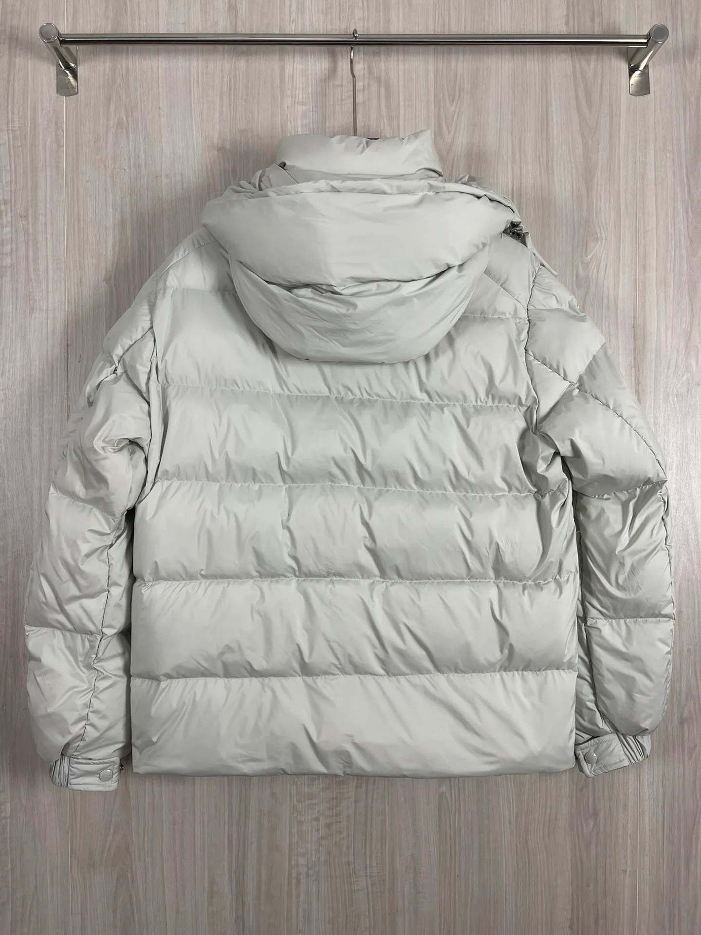 P1320 Moncler Maya 70 winter limited edition matte gray and white down jacket jacket Moncler Maya short down jacket is presented in a new color. Made from matte fabric and featuring signature checkered quilting, it reflects the essence of the Moncler brand. The style features a sharp silhouette with a detachable hood and adjustable hem in a timeless design suitable for every season and trend. The sleeves are embellished with classic patch pockets, and the down jacket is suitable for both men and women.  Fabric: 100% polyester fiber; Lining: 100% polyester fiber; Filling: 95 white duck down Craftsmanship: Made of polyester fiber fabric, polyester fiber lining, filled with down, detachable and adjustable hood, zipper closure, front windshield with snap buttons, zipper pockets, adjustable cuffs, elastic drawstring hem Size: 1 2 3 4 5 0555070