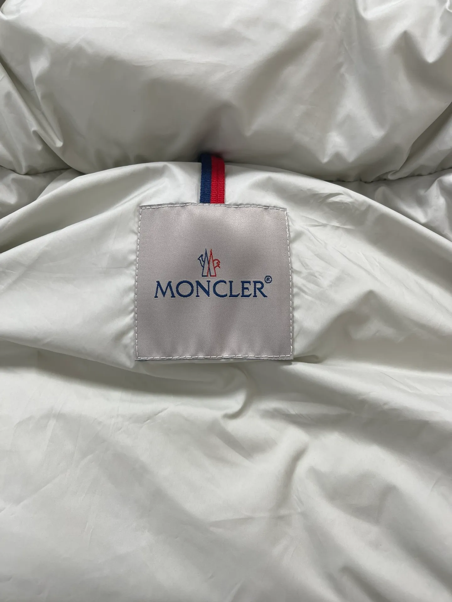 P1320 Moncler Maya 70 winter limited edition matte gray and white down jacket jacket Moncler Maya short down jacket is presented in a new color. Made from matte fabric and featuring signature checkered quilting, it reflects the essence of the Moncler brand. The style features a sharp silhouette with a detachable hood and adjustable hem in a timeless design suitable for every season and trend. The sleeves are embellished with classic patch pockets, and the down jacket is suitable for both men and women.  Fabric: 100% polyester fiber; Lining: 100% polyester fiber; Filling: 95 white duck down Craftsmanship: Made of polyester fiber fabric, polyester fiber lining, filled with down, detachable and adjustable hood, zipper closure, front windshield with snap buttons, zipper pockets, adjustable cuffs, elastic drawstring hem Size: 1 2 3 4 5 0555070