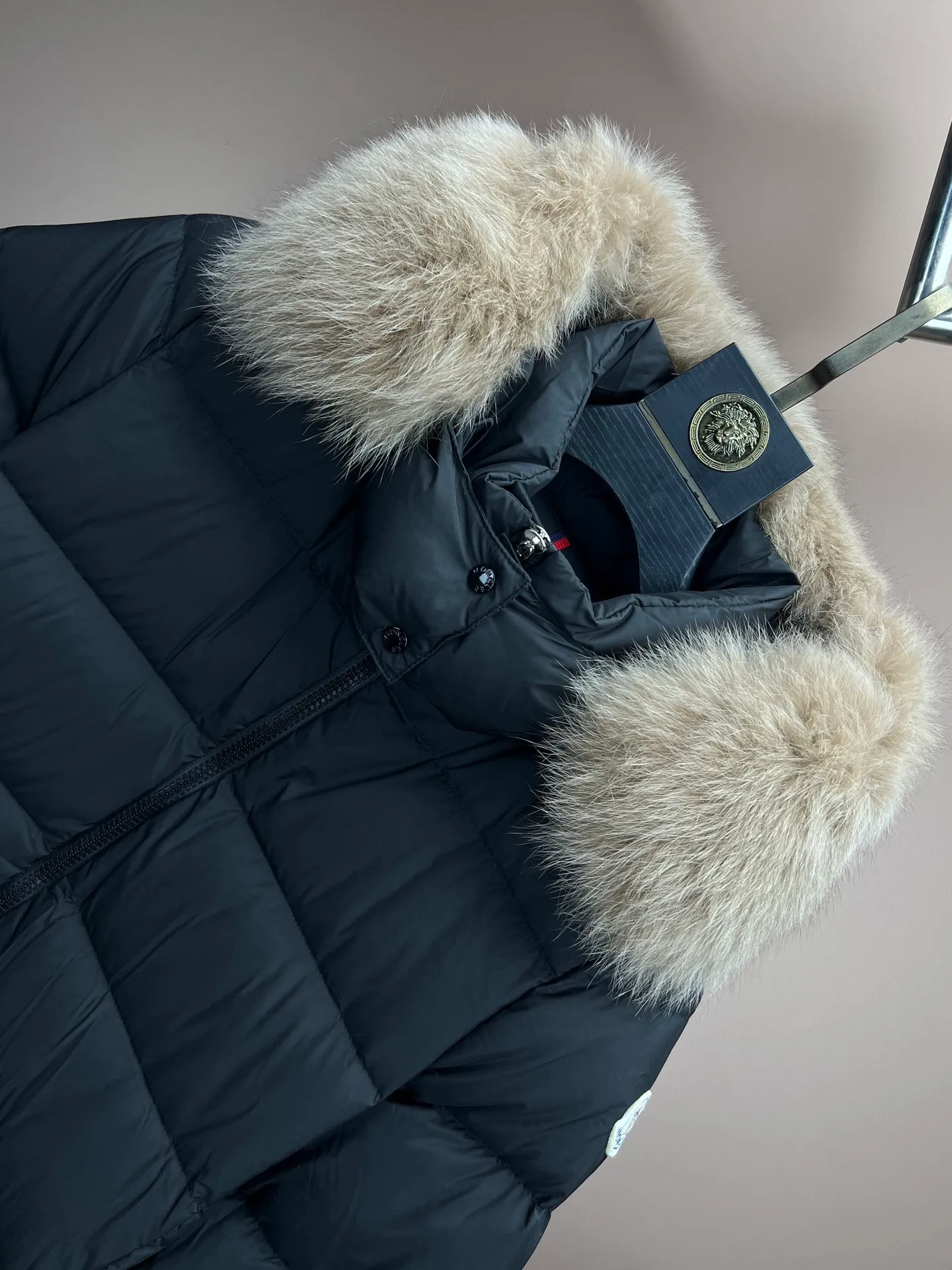 P900 Moncler Boedic Moncler Long Women's Fox Fur Collar Long Long Top Boedic long down combines exquisite materials and attention to details. The timeless and elegant fashion design can provide you with a warm and caring wearing experience. Size: 1-4