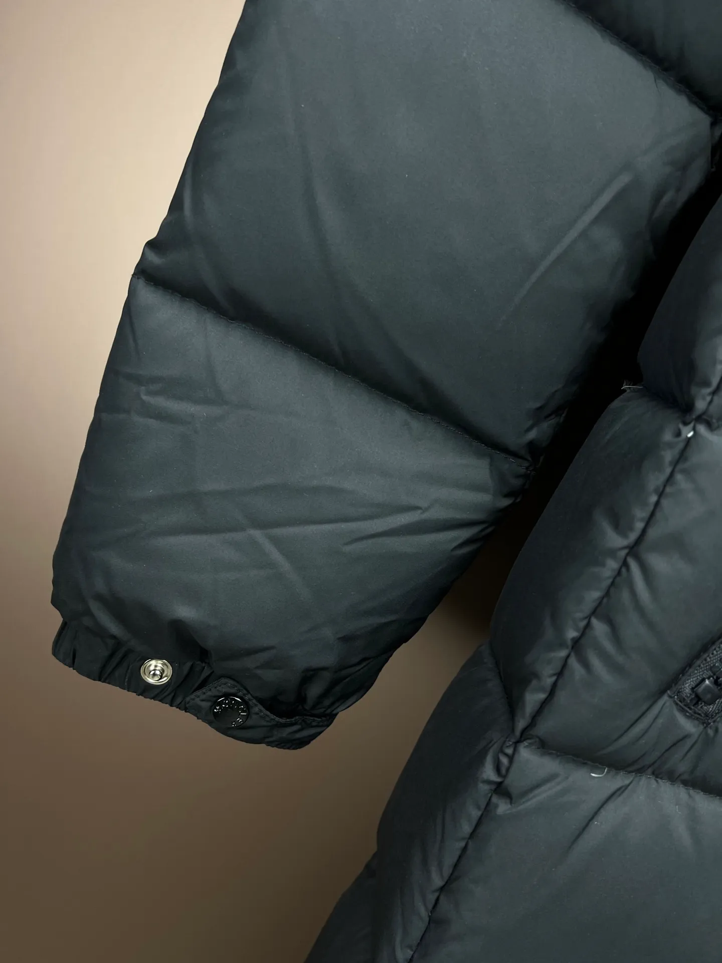P900 Moncler Boedic Moncler Long Women's Fox Fur Collar Long Long Top Boedic long down combines exquisite materials and attention to details. The timeless and elegant fashion design can provide you with a warm and caring wearing experience. Size: 1-4