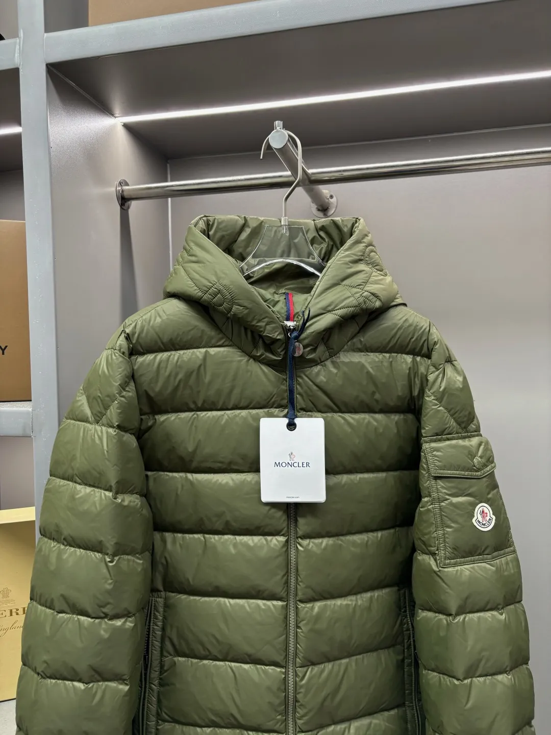 P990 Moncler new hooded down jacket. This down jacket is a warm "armor" in winter. It has a classic color scheme, is versatile and easy to wear, and has a high-end texture. The accessories are customized at the counter and are developed one-to-one from the original version. They are filled with imported top-quality white duck down. They are light but super warm. They feel no weight when worn and can easily withstand the cold. The hooded design is thoughtful and windproof, and the details are exquisite. Whether it is daily commuting or outdoor travel, it can be perfectly adapted to keep you fashionable and comfortable in the cold winter ~ Size: M-XXXL Color: Black Olive Green