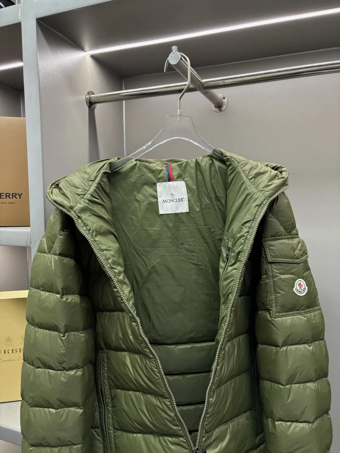P990 Moncler new hooded down jacket. This down jacket is a warm "armor" in winter. It has a classic color scheme, is versatile and easy to wear, and has a high-end texture. The accessories are customized at the counter and are developed one-to-one from the original version. They are filled with imported top-quality white duck down. They are light but super warm. They feel no weight when worn and can easily withstand the cold. The hooded design is thoughtful and windproof, and the details are exquisite. Whether it is daily commuting or outdoor travel, it can be perfectly adapted to keep you fashionable and comfortable in the cold winter ~ Size: M-XXXL Color: Black Olive Green