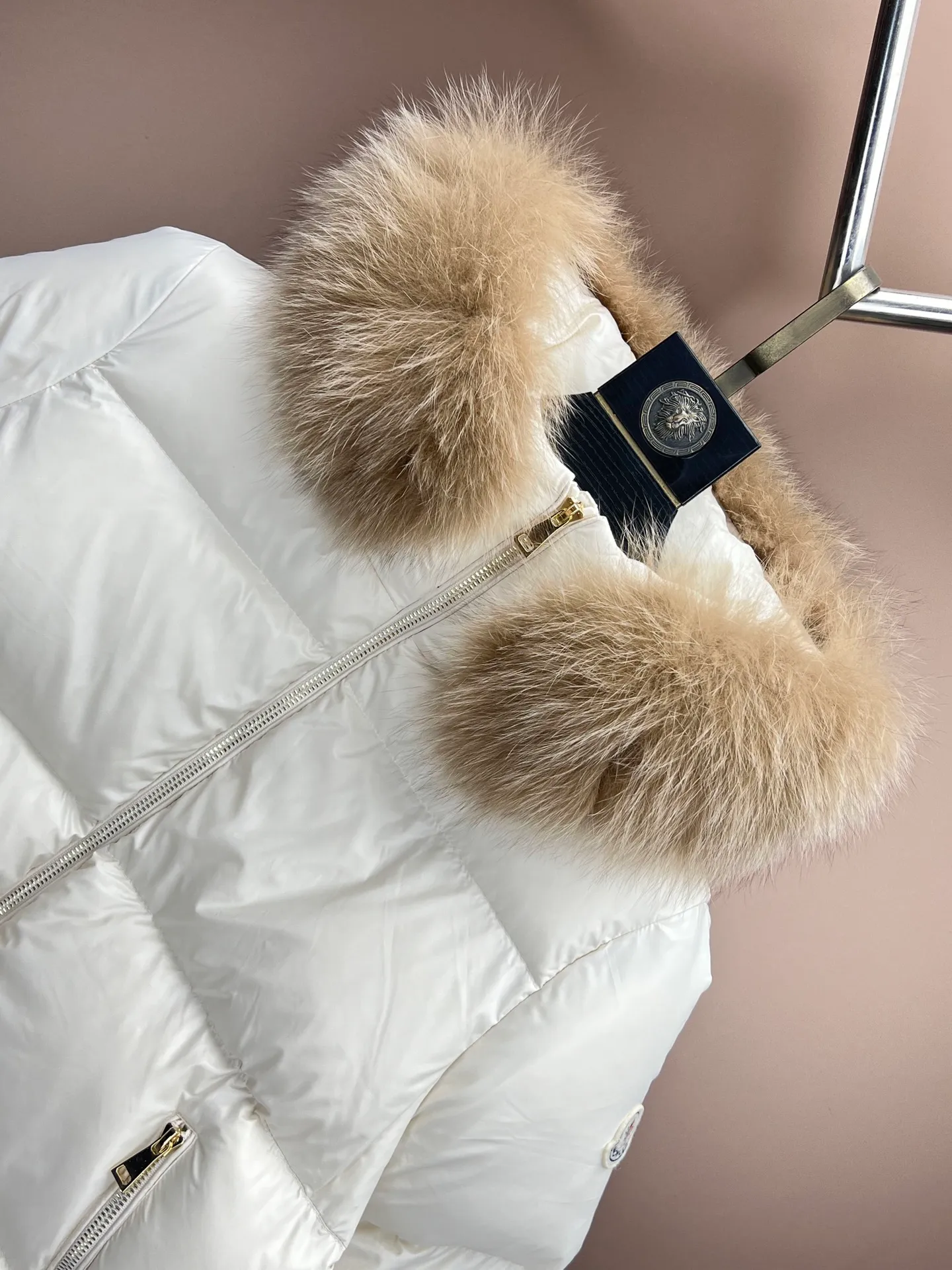 P980 new down ⬆️Moncler Laiche short style for women. Detachable imported Finnish fox fur collar. The barcode model number is consistent with the official website. The tag has built-in NFC electronic induction anti-counterfeiting. Supports multiple anti-counterfeiting verifications. The factory comes standard with a full set of counter gift box packaging. 🎁Not the low-end garbage in the market. Laiche women's down combines elegant design and luxurious details, and can be easily changed according to mood and climate. It is a classic series.  The Laiche women's down combines femininity and luxury in a shiny lacquered nylon with a synthetic brim. The brim is easily removable, making it suitable for a variety of casual or elegant occasions. Details •Made from patented nylon •Painted nylon lining •Down filled •Removable synthetic brim with concealed snap fastening •Hood •Interior front flap pocket with grosgrain detail •Zip closure •Zip pockets •Adjustable stretch cuffs Size : 1-4 Black Beige
