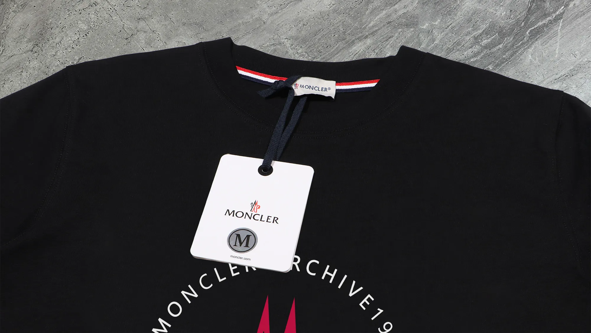 P140 💰Upgraded version "Mobile phone smart sensor ~ NFC chip armband ~ direct access to the official website for anti-counterfeiting" "Moncler ~ Mouth Mouth" 2025 new high-quality round neck short-sleeved T-shirt. The cuffs have imported embroidered labels. Customized dyeing, very comfortable to touch. Super versatile and good-looking short-sleeved. Complete with three labels. Non-market ordinary version. Feel free to compare. Quality is absolutely guaranteed! ‼ First of all, this original fabric is all custom-woven with 32-count double yarn fabric, 250G, and the weight is the same‼ Fine workmanship, double waistcoat method, double waistcoat method, double waistcoat method makes the whole dress more three-dimensional, which is not a craft that ordinary T-shirts can achieve🤪 Size: S-M-L-XL-2XL Color: black, white, apricot, same style for men and women
