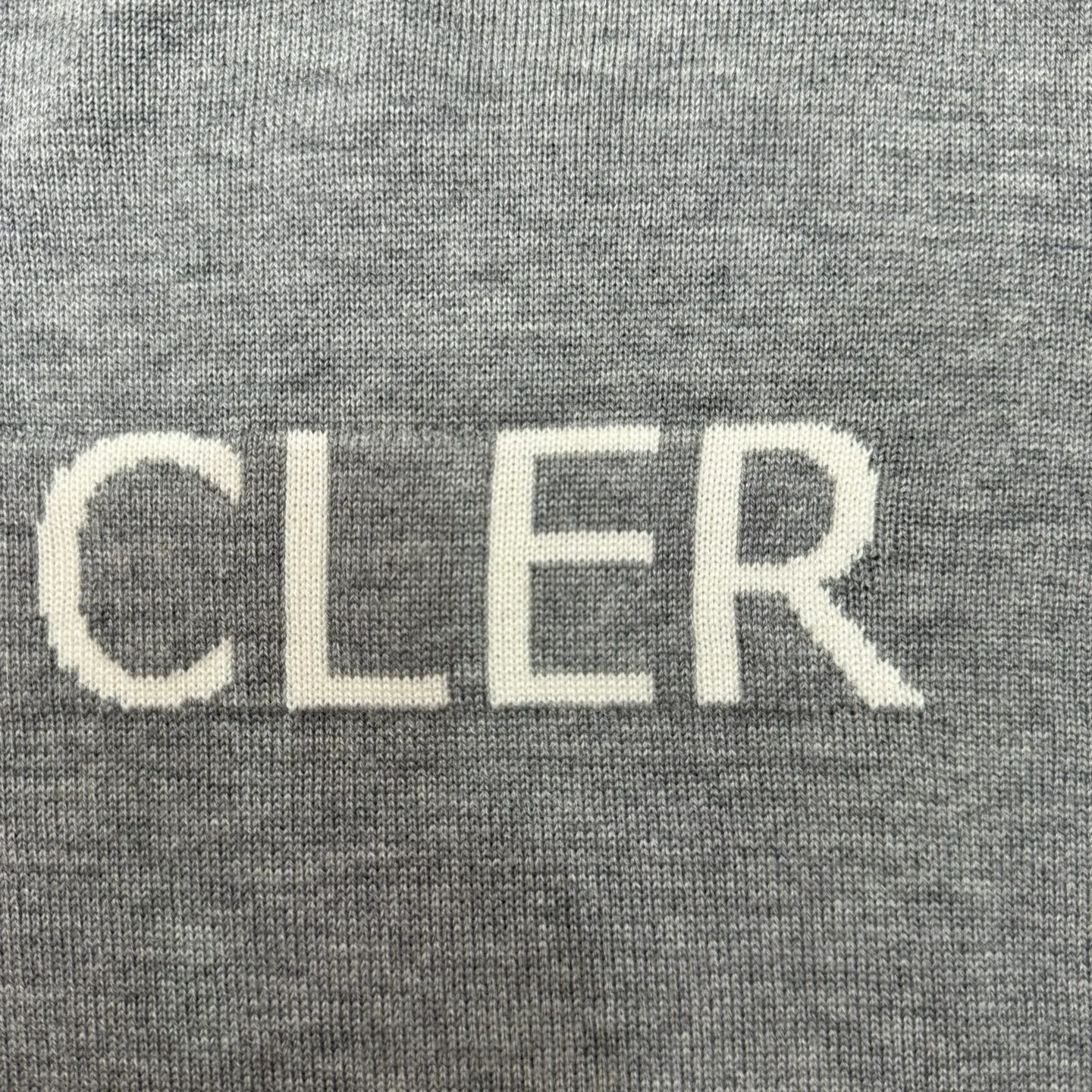 P420 MONCLER hooded jacquard crew neck sweater SIZE S/M/L/XL Fabric selection: Wool blended fabric is used, mainly 95% wool, combined with 4% nylon and 1% spandex. The main body of wool ensures the warmth and comfort of the clothing. The addition of a small amount of nylon and spandex significantly improves the elasticity and wear resistance. The ribbed decorative parts are made of 100% wool, which further enhances the overall texture.  Technology: Using a high needle count and fine gauge loom, combined with the orderly direction of the internal yarns, the floating threads are cleverly woven and stored, with almost no unnecessary thread mess. The color switching of each group of letters is synchronized with the knitting needles in milliseconds, forming an exquisite letter LOGO jacquard decoration on the chest.