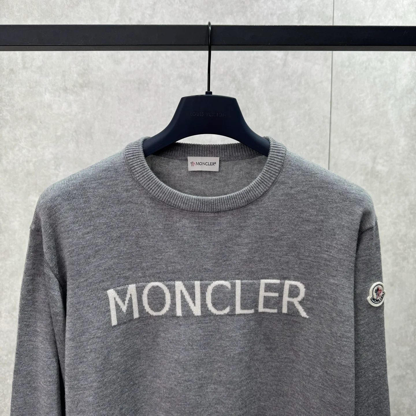 P420 MONCLER hooded jacquard crew neck sweater SIZE S/M/L/XL Fabric selection: Wool blended fabric is used, mainly 95% wool, combined with 4% nylon and 1% spandex. The main body of wool ensures the warmth and comfort of the clothing. The addition of a small amount of nylon and spandex significantly improves the elasticity and wear resistance. The ribbed decorative parts are made of 100% wool, which further enhances the overall texture.  Technology: Using a high needle count and fine gauge loom, combined with the orderly direction of the internal yarns, the floating threads are cleverly woven and stored, with almost no unnecessary thread mess. The color switching of each group of letters is synchronized with the knitting needles in milliseconds, forming an exquisite letter LOGO jacquard decoration on the chest.
