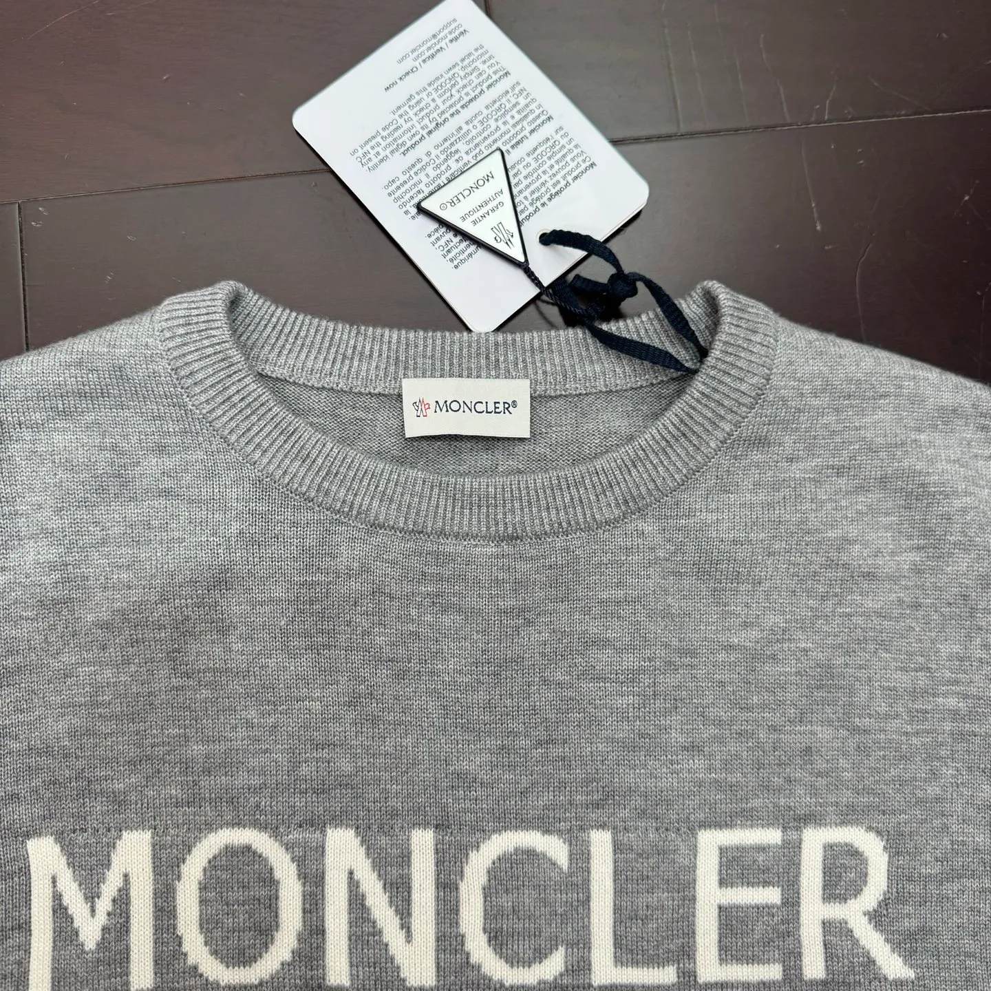 P420 MONCLER hooded jacquard crew neck sweater SIZE S/M/L/XL Fabric selection: Wool blended fabric is used, mainly 95% wool, combined with 4% nylon and 1% spandex. The main body of wool ensures the warmth and comfort of the clothing. The addition of a small amount of nylon and spandex significantly improves the elasticity and wear resistance. The ribbed decorative parts are made of 100% wool, which further enhances the overall texture.  Technology: Using a high needle count and fine gauge loom, combined with the orderly direction of the internal yarns, the floating threads are cleverly woven and stored, with almost no unnecessary thread mess. The color switching of each group of letters is synchronized with the knitting needles in milliseconds, forming an exquisite letter LOGO jacquard decoration on the chest.