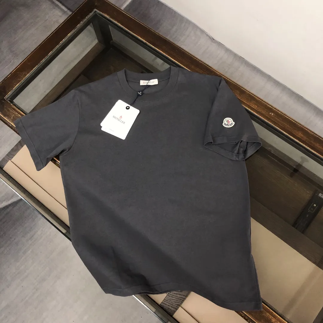 P160 MONCLER masked clean short-sleeved T-shirt. The fabric upper body is comfortable and breathable, not stiff, slim cut, and made of high-end custom-made pure cotton fabric! The upper body is comfortable and stylish, and it can be worn alone as an inner layer. It is a must-have for fashionistas! ! ! Color: Black White Light Gray Royal Blue Sky Blue Dark Gray Orange Brown Size: S M L XL (Loose version! Please indicate your height and weight when placing an order)