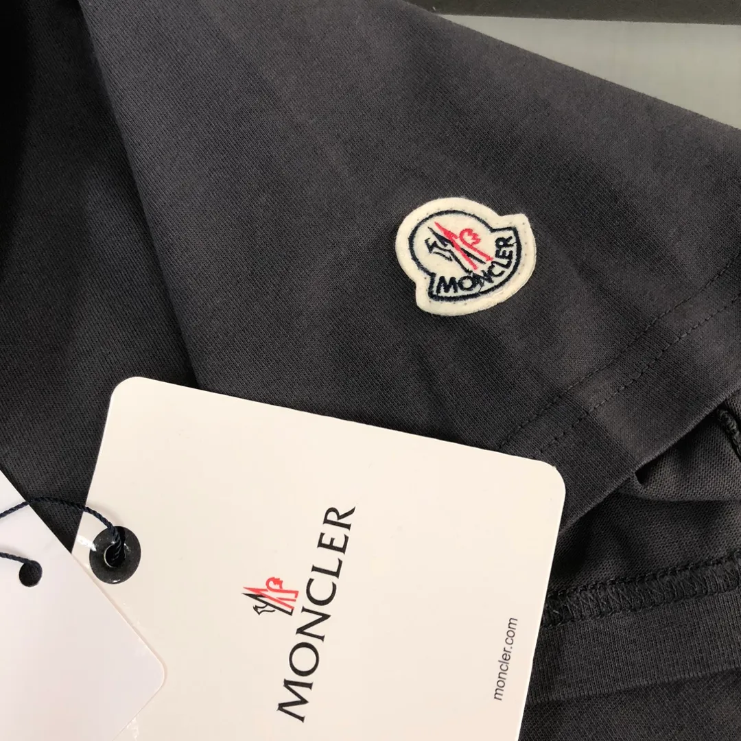P160 MONCLER masked clean short-sleeved T-shirt. The fabric upper body is comfortable and breathable, not stiff, slim cut, and made of high-end custom-made pure cotton fabric! The upper body is comfortable and stylish, and it can be worn alone as an inner layer. It is a must-have for fashionistas! ! ! Color: Black White Light Gray Royal Blue Sky Blue Dark Gray Orange Brown Size: S M L XL (Loose version! Please indicate your height and weight when placing an order)